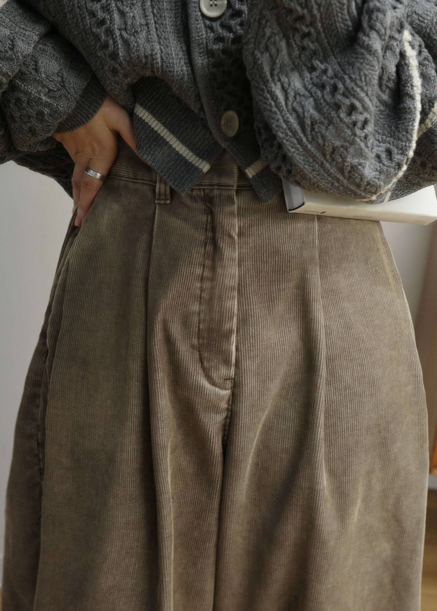サイドタック コーデュロイ カーブパンツ (アーモンド) side tuck chemical wash corduroy curve PT (Almond) /  26AW
