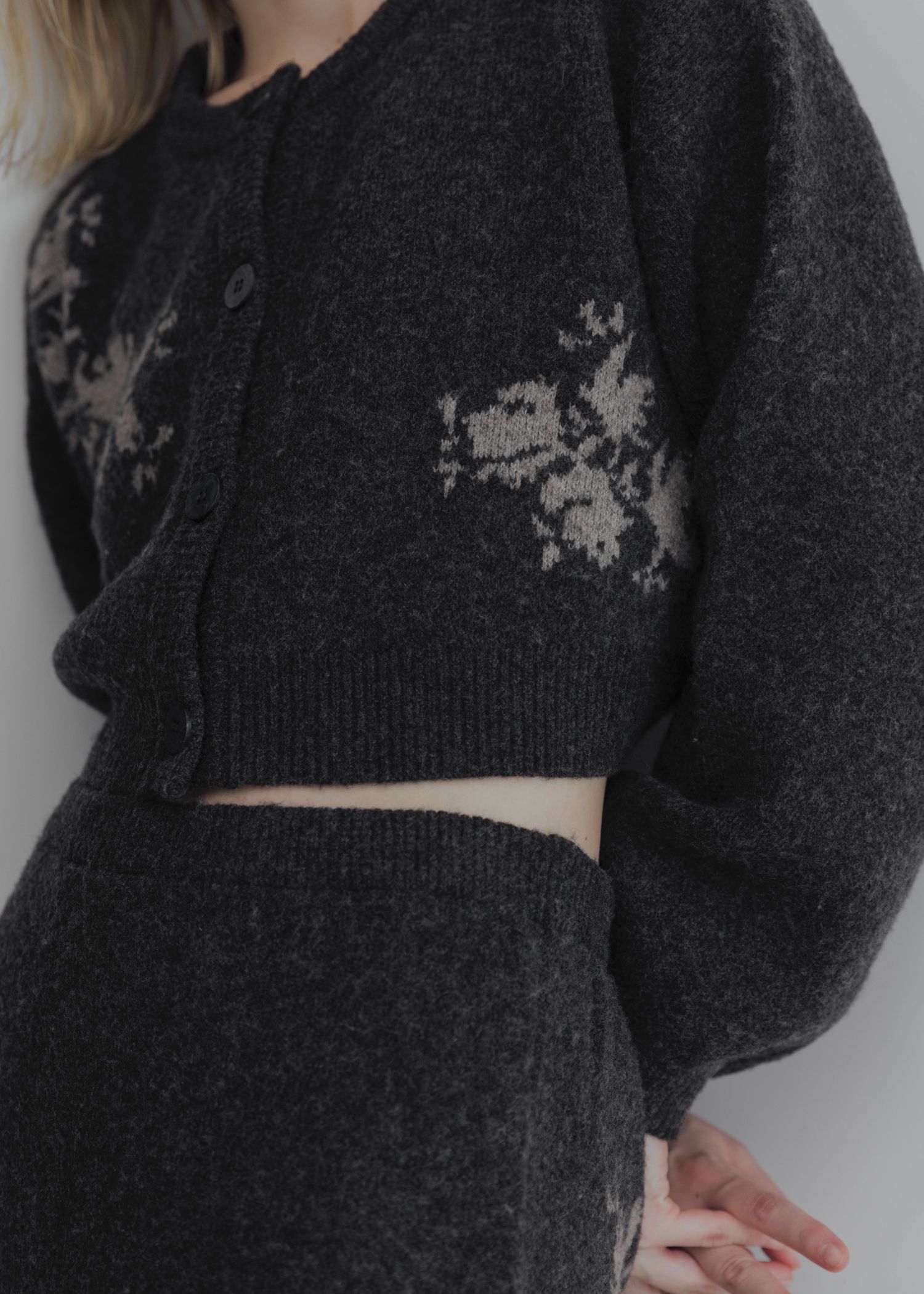 cropped flower jacquard knit cardigan / フラワージャガード ニットカーディガン (チャコール) / 25AW /