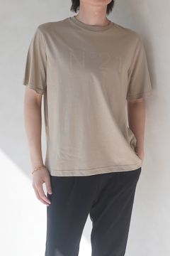 EMBOSSED LOGO T-SHIRT / エンボスロゴT / ユニセックス (ヘーゼルナッツ)