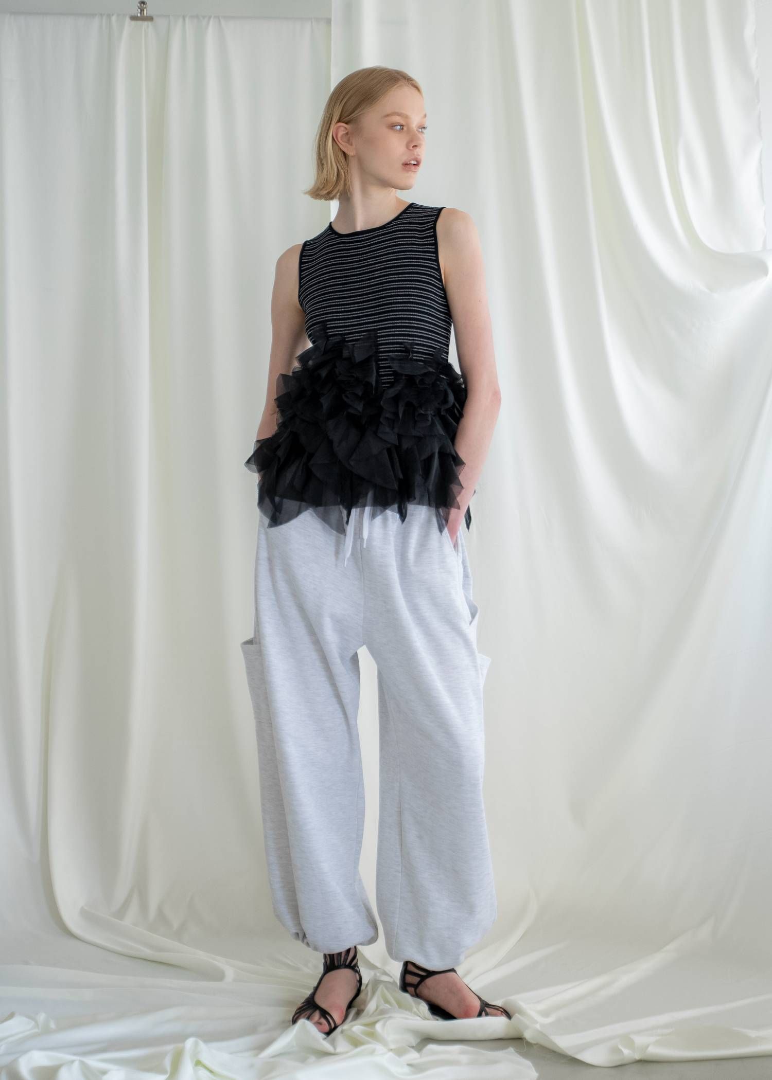 グラデーションフリル ノースリーブニット (ブラック) gradation frill no sleeve knit (Black) /  26SS