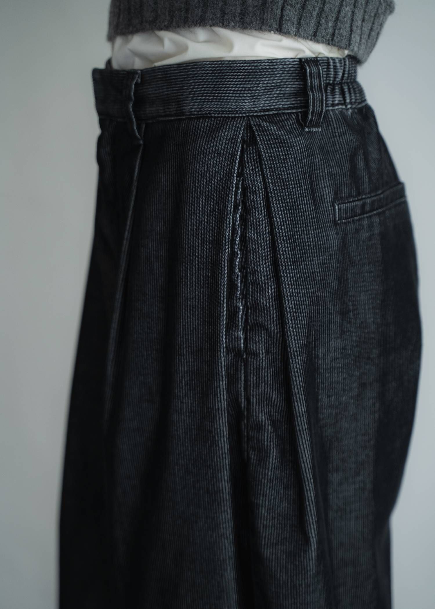 サイドタック コーデュロイ カーブパンツ (ブラック) side tuck chemical wash corduroy curve PT (Black) /  26AW