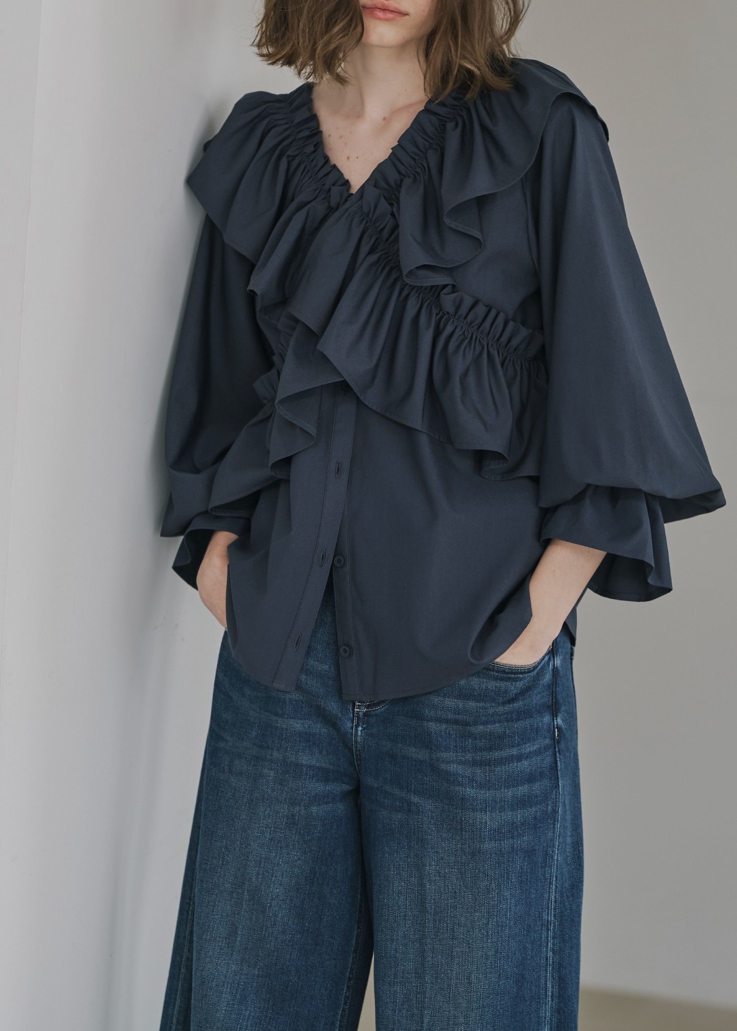 frill cross asymmetry BL / フリルクロス アシンメトリーブラウス (インディゴ) / 25AW