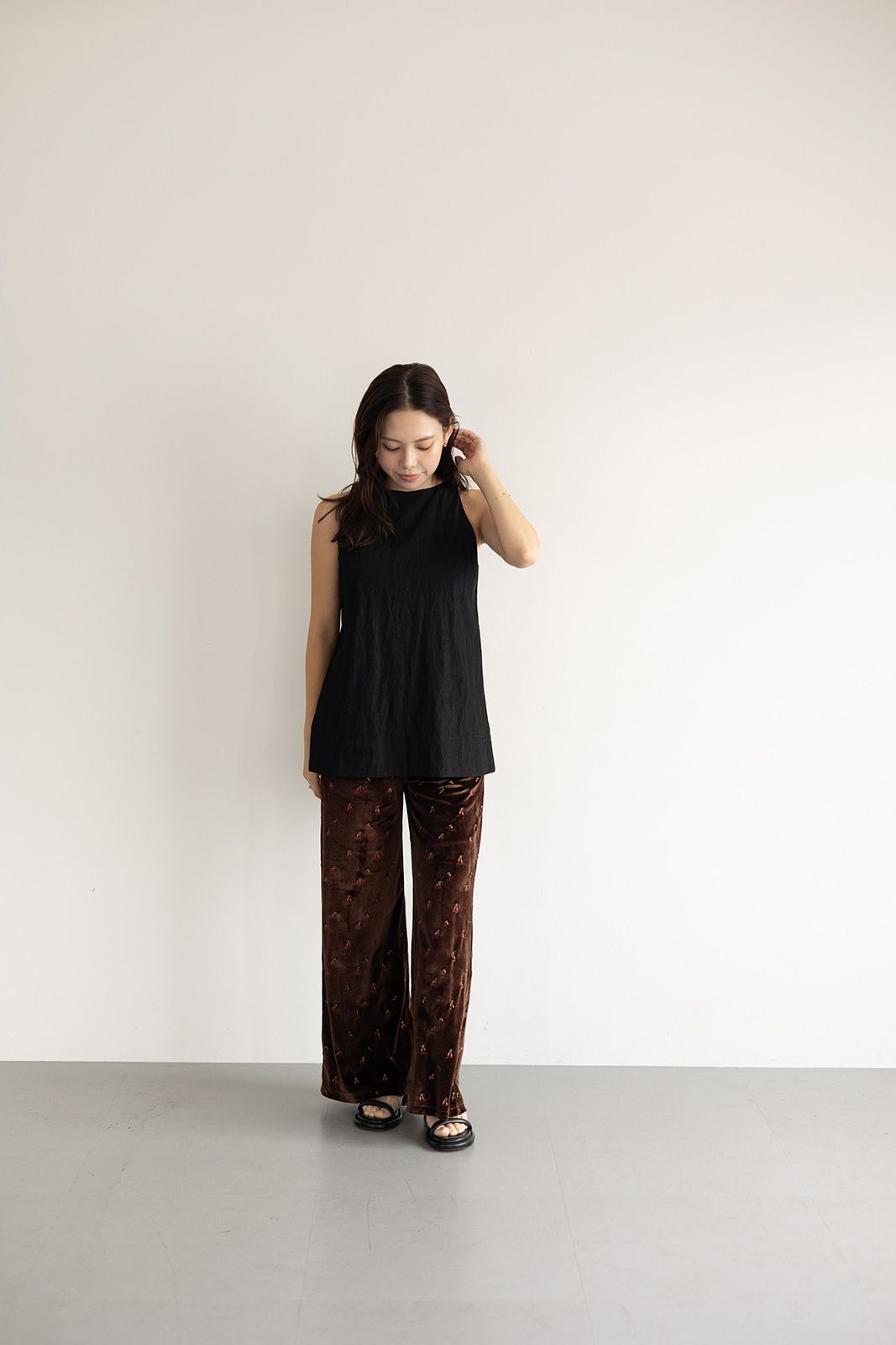 チェリーエンブロイダリーベロアパンツ (ブラウン) Cherry Embroidered Velour Pants (Brown) /  26SS