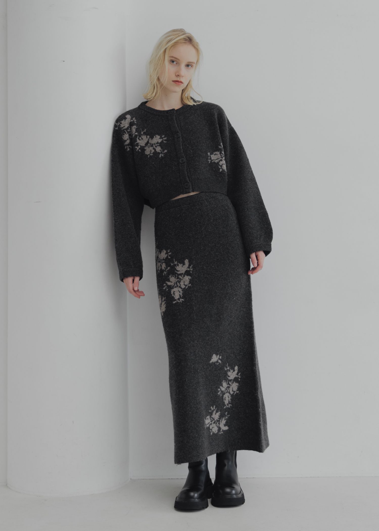 cropped flower jacquard knit cardigan / フラワージャガード ニットカーディガン (チャコール) / 25AW /