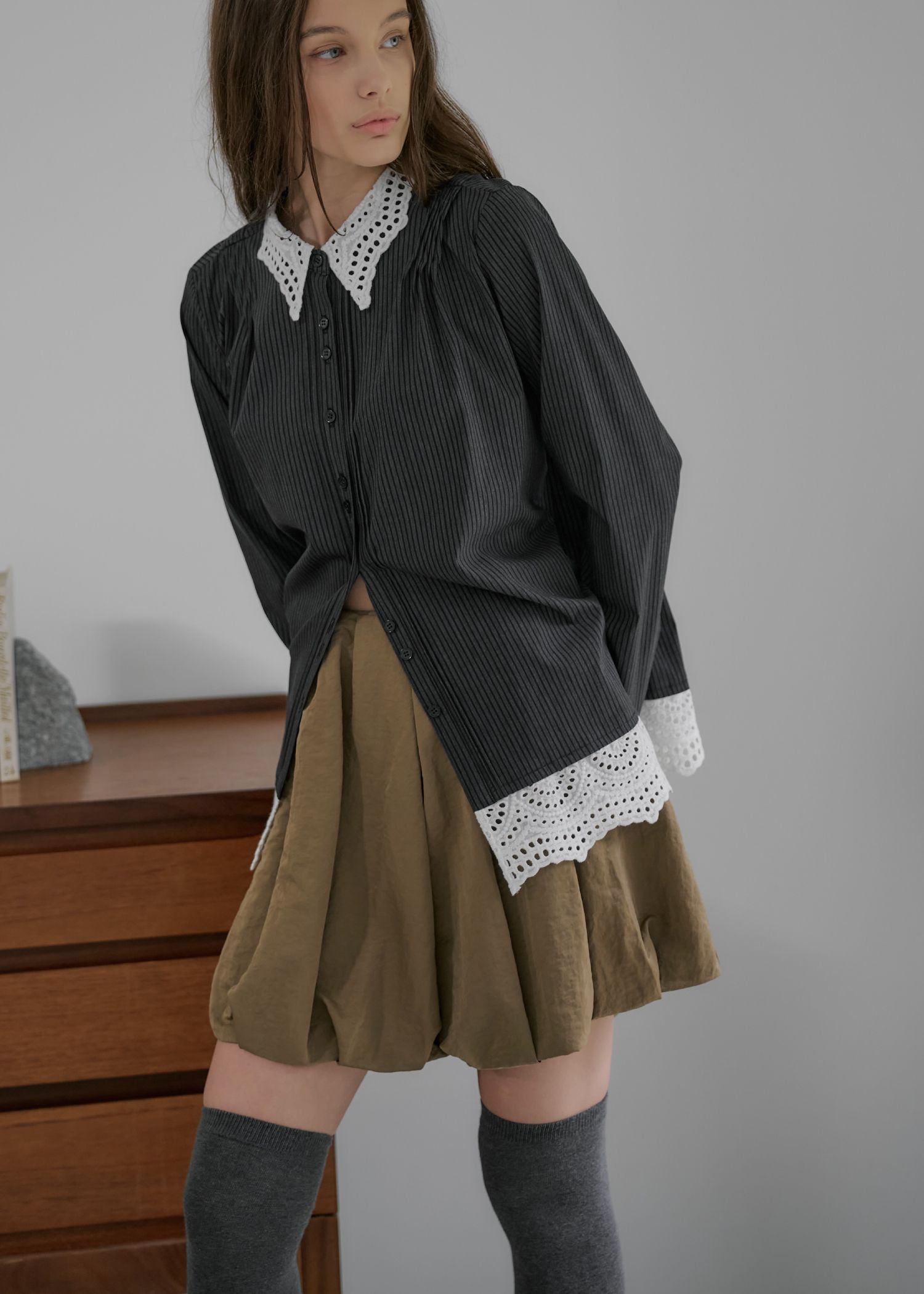 lace collar hem shoulder pintuck SH / レースヘムショルダー ピンタックシャツ (チャコール) / 25AW /