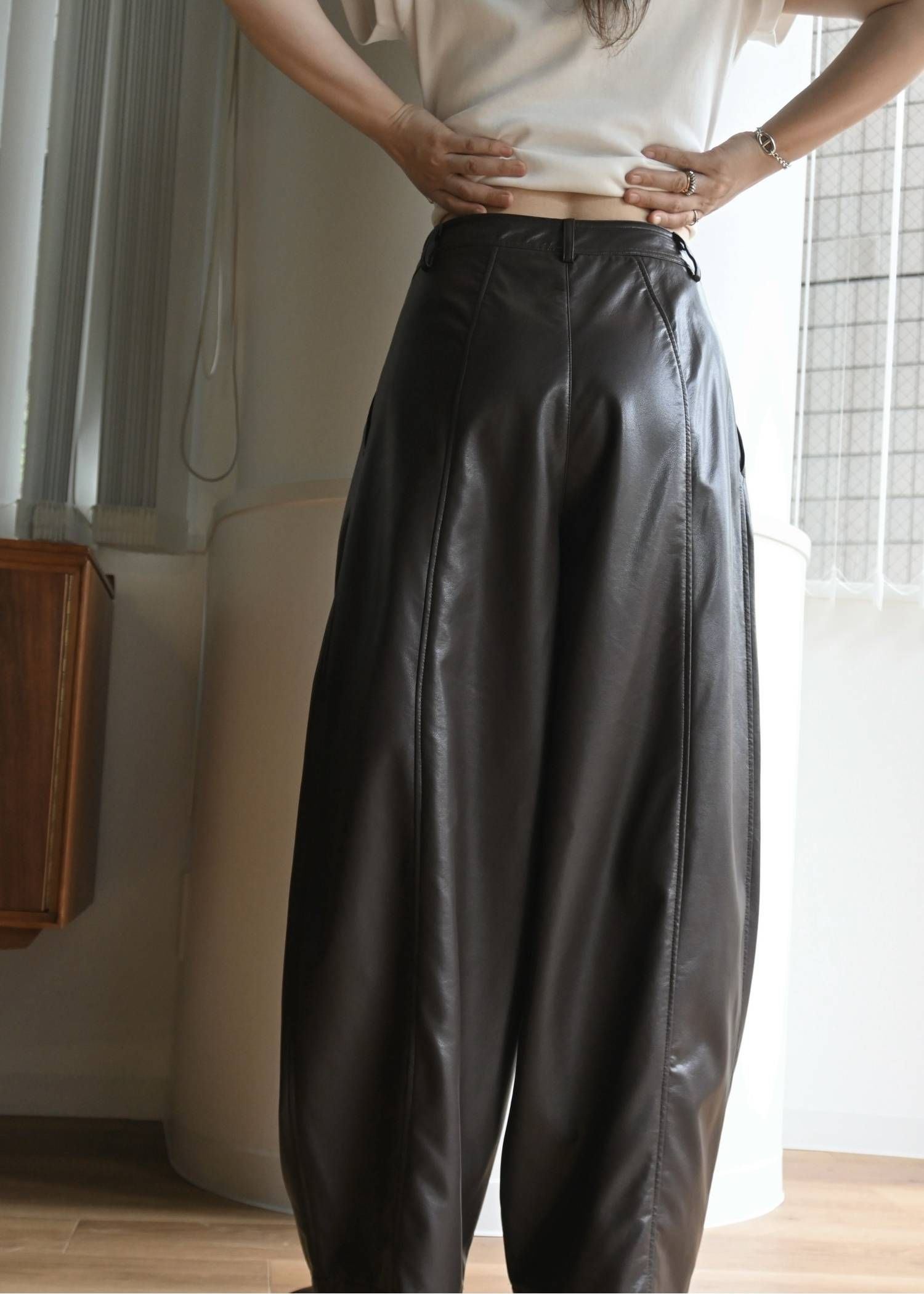 シンセティックレザーパンツ (アーモンド) soft synthetic leather relaxed tuck PT (Almond) /  26AW