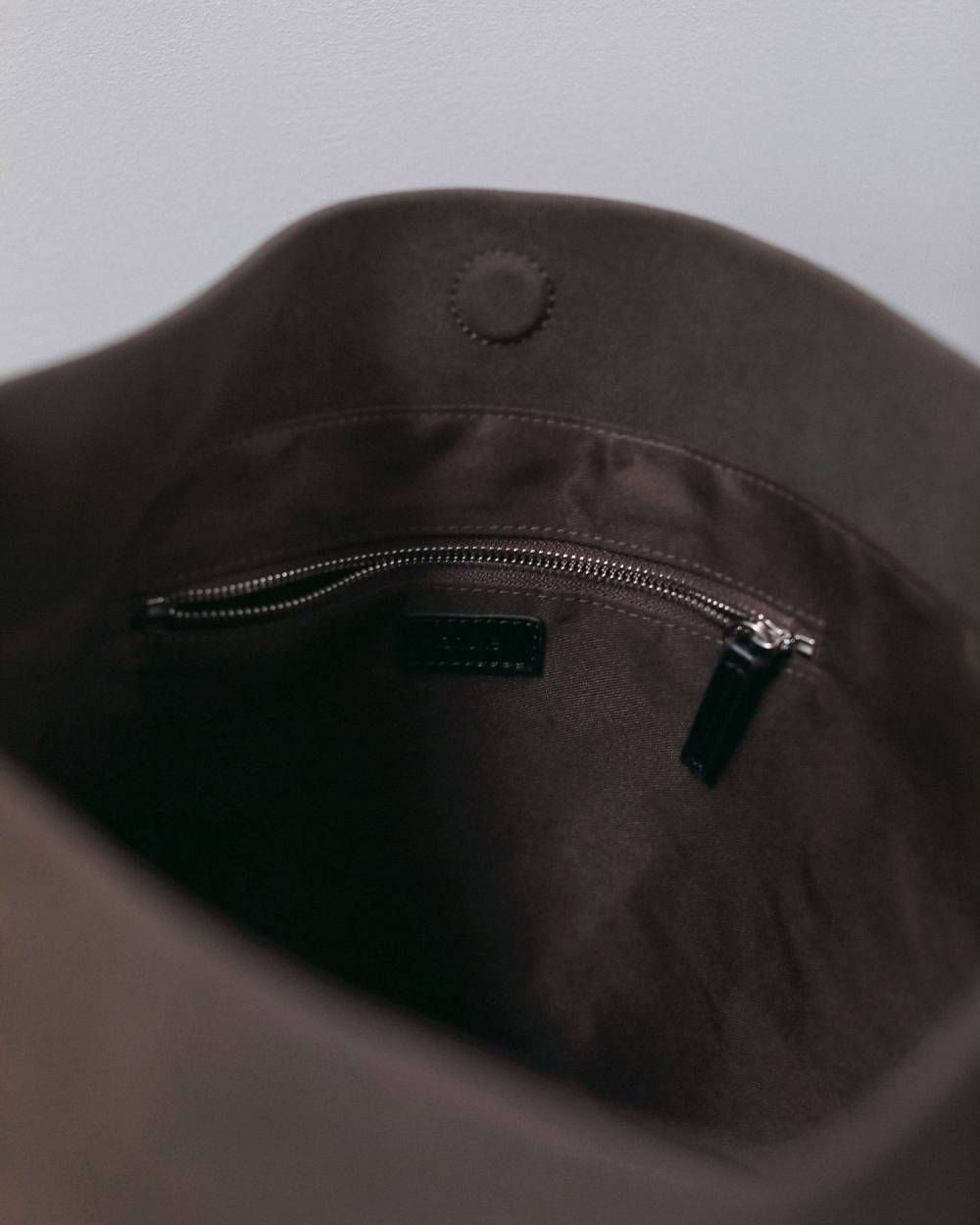 エコレザートートバッグ (ブラウン) Ecoleather Tote Bag (Brown) / 26AW 【6月29日まで期間限定予約】