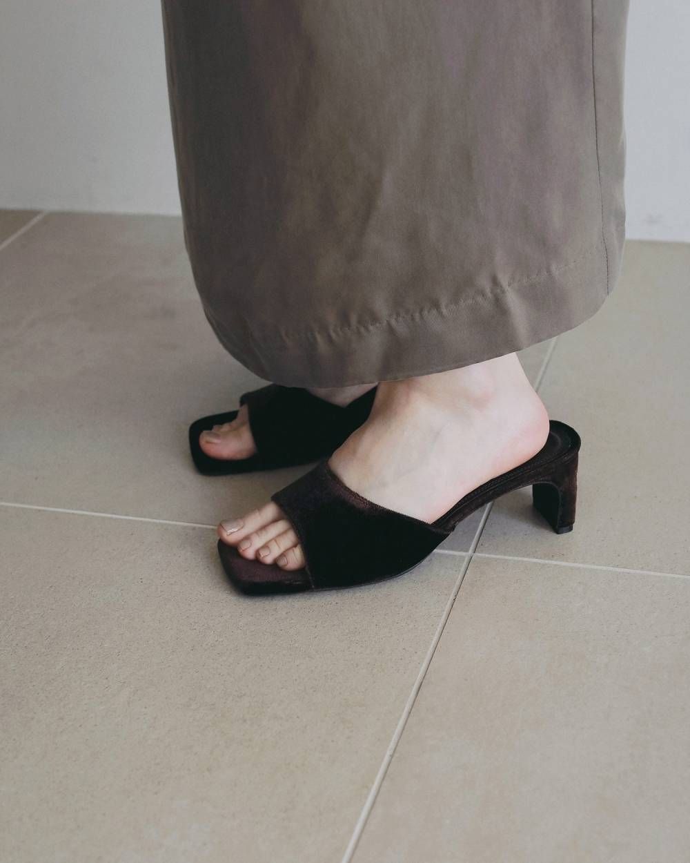 スクエアベロアミュール (ブラウン) Squaretoe Velour Mule (Brown) / 26SS