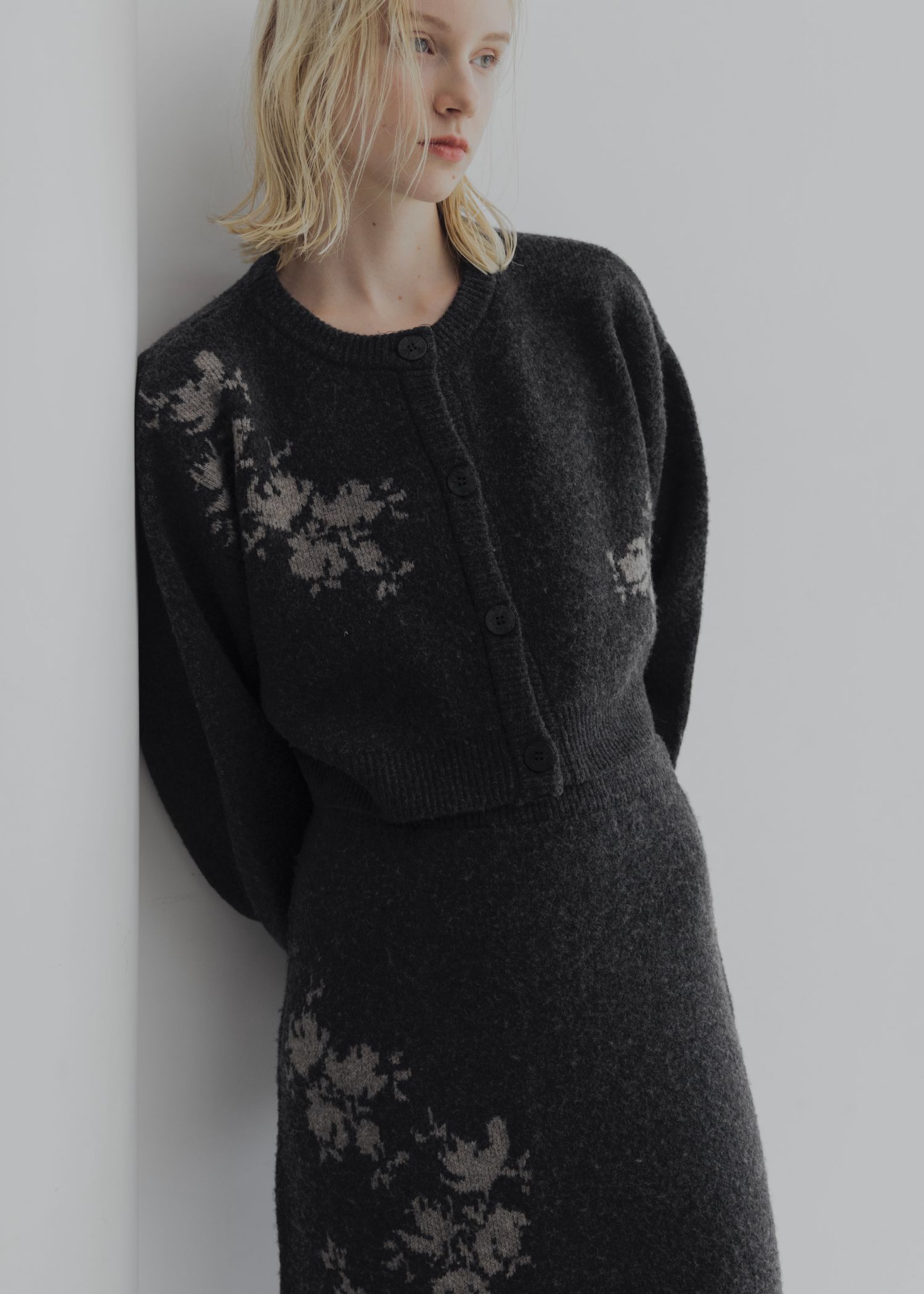 cropped flower jacquard knit cardigan / フラワージャガード ニットカーディガン (チャコール) / 25AW /