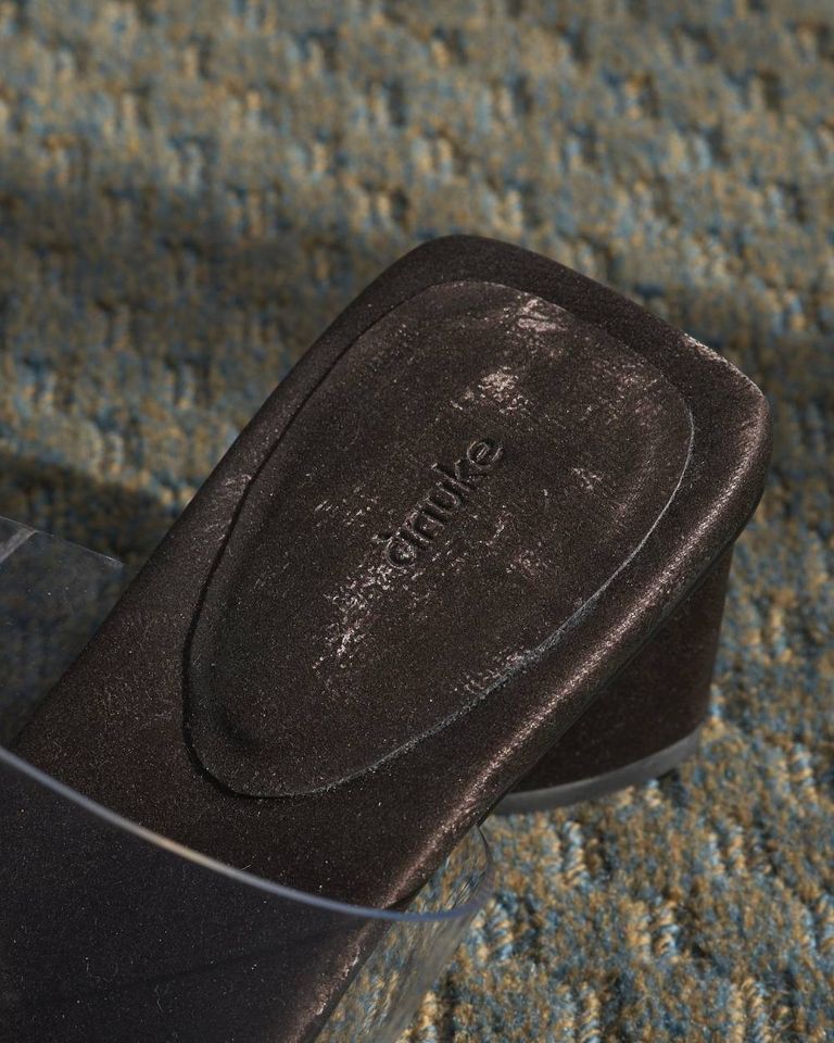 ショートボトムやスカート合わせでしっかりとデザインを見せても、クリア使いが抜け感を添え、履くだけで足元を印象的に見せてくれます。