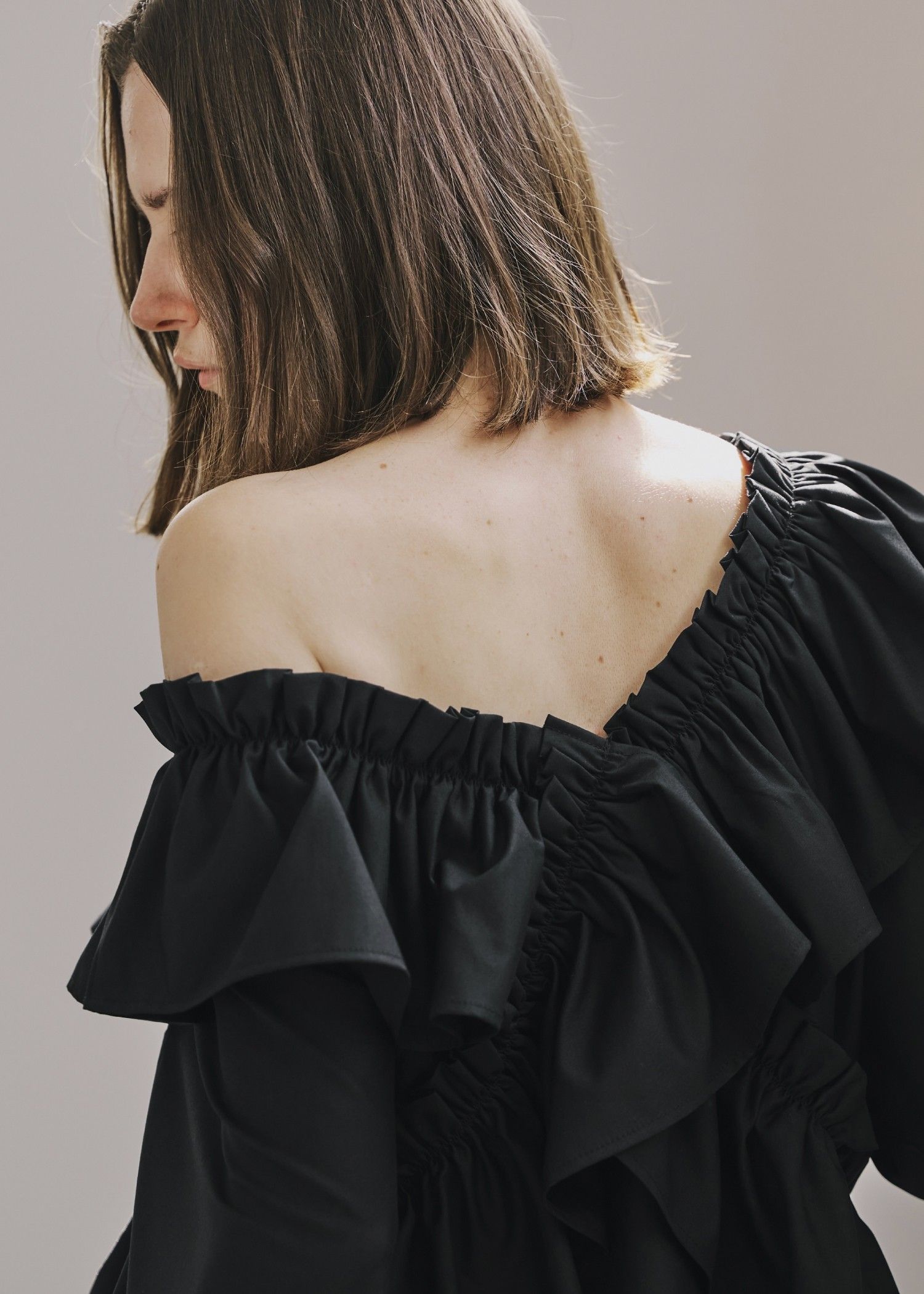 frill cross asymmetry BL / フリルクロス アシンメトリーブラウス (ブラック) / 25AW