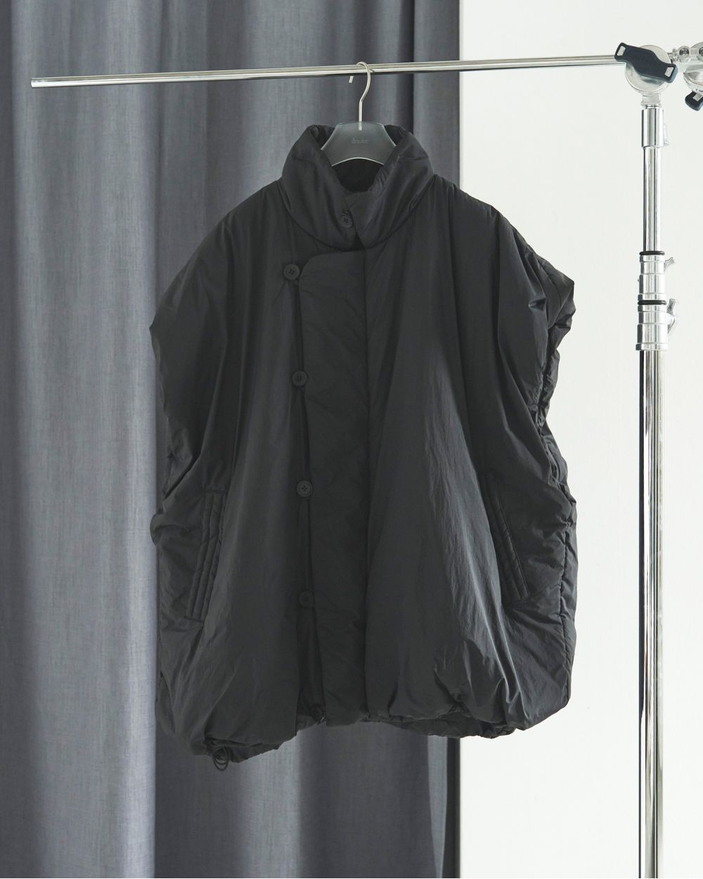 【25AW】Volume Over Vest / ボリューム オーバーパファベスト (ブラック)