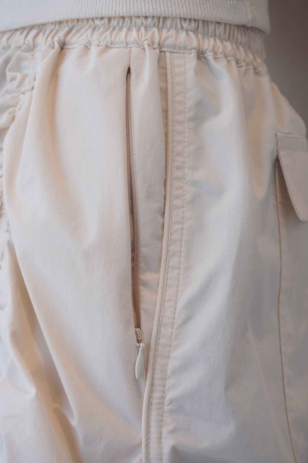 waterproof gathered pants / ウォータープルーフ ギャザーパンツ (アイボリー)