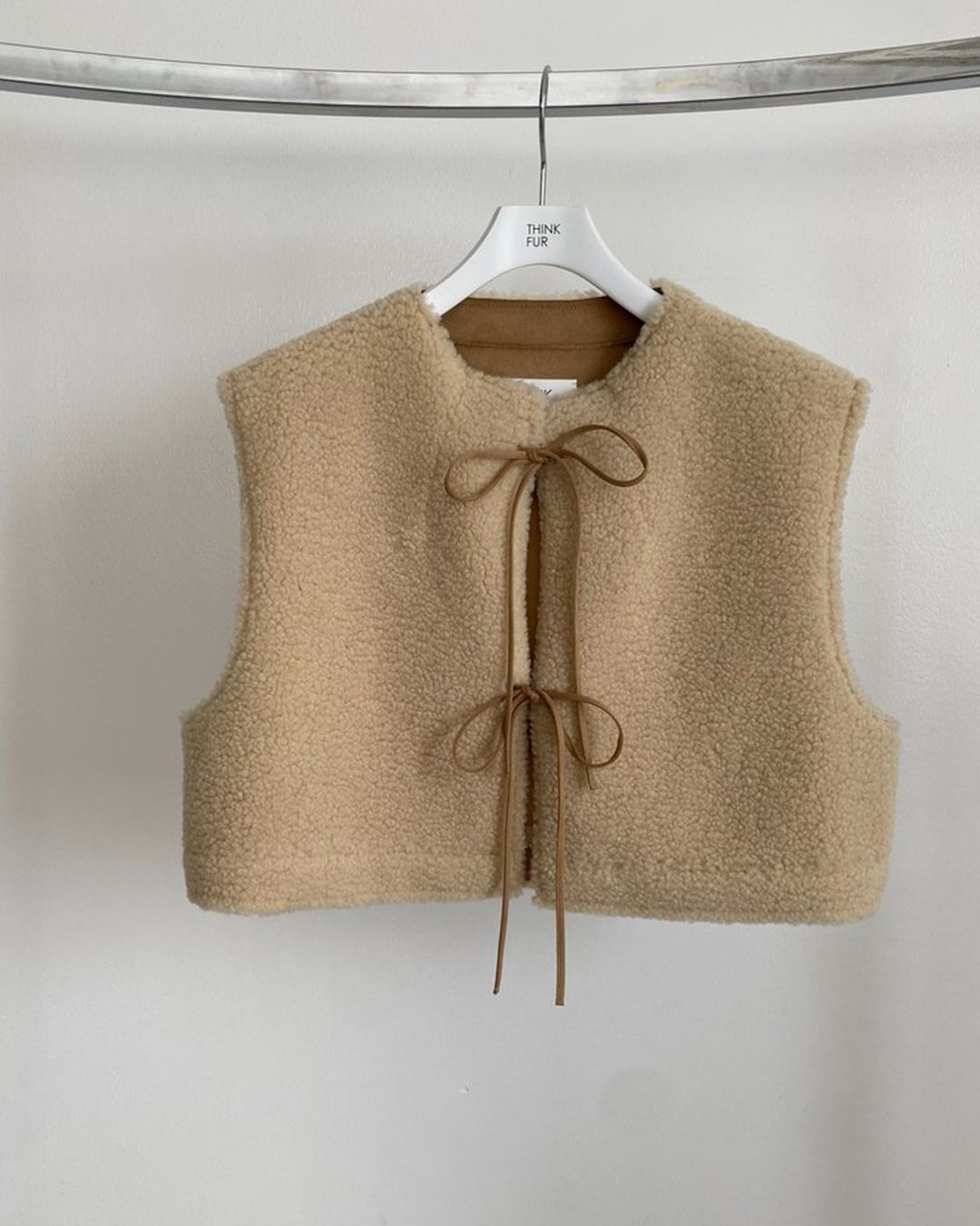 【先行予約】【26TH-15】ムートン調ボアショートベスト (ベージュ) Mouton Like Boa Short Vest (Beige) /  エコファー  /  フェイクファー 【受注期間6/14 23:59まで】