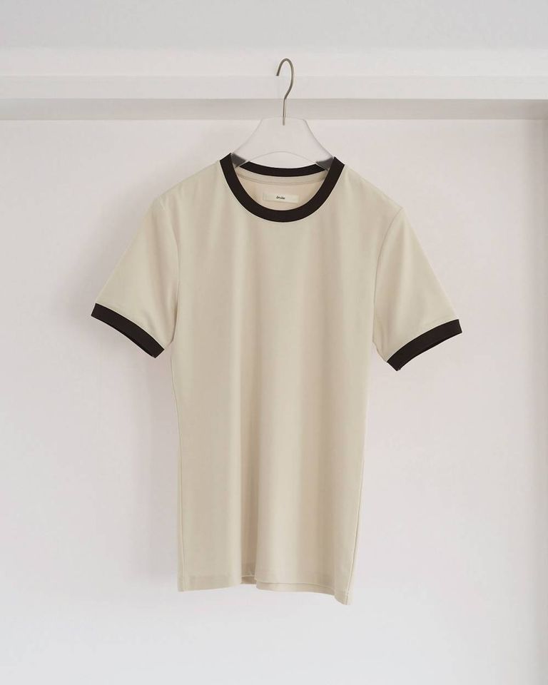 襟ぐりと袖口には編み立てのリブを使用し、すっきりとした表情に。 アイボリーはブラウンの配色。