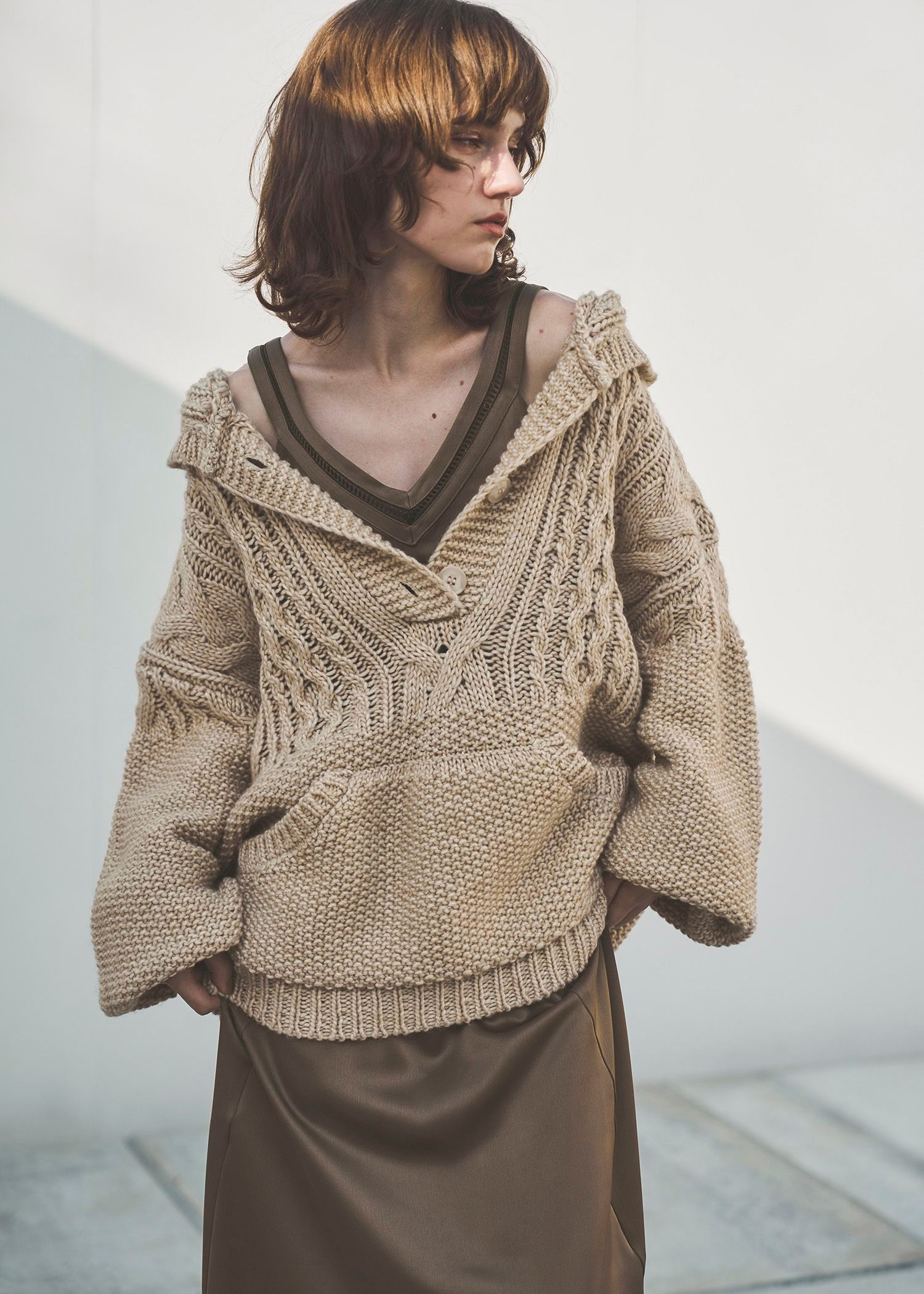 skipper hoodie cable muff pocket knit / スキッパー ケーブルニットフーディ (タン) / 25AW