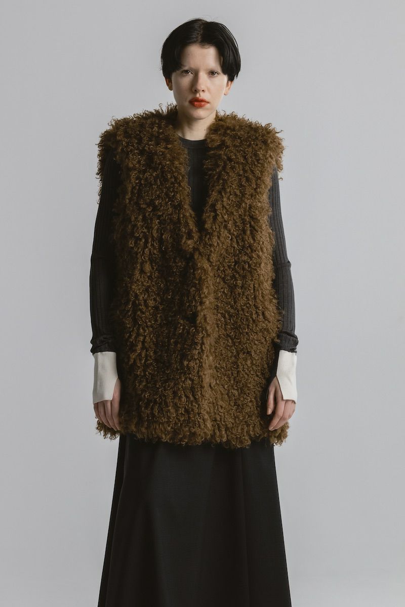 【25AW】CRINPED BOA VEST / クリンプドボアベスト (ブラウン)