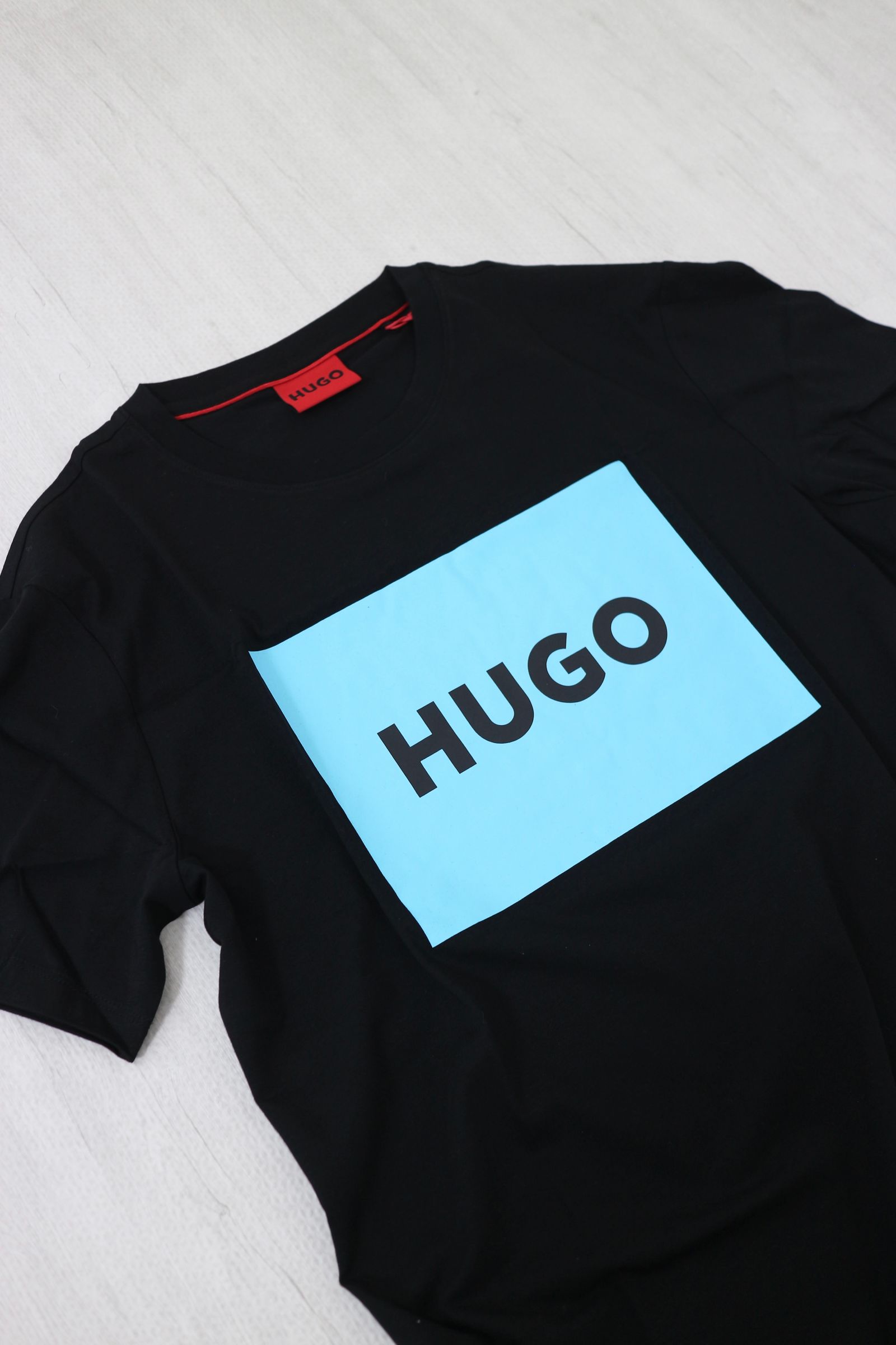 【HUGO RED】ラベルロゴ Tシャツ (ブラックブルー) / ユニセックス