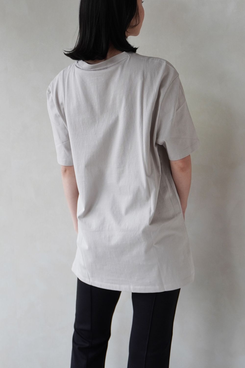 【HUGO RED】ラベルロゴ Tシャツ (ライトパステルグレー) / ユニセックス