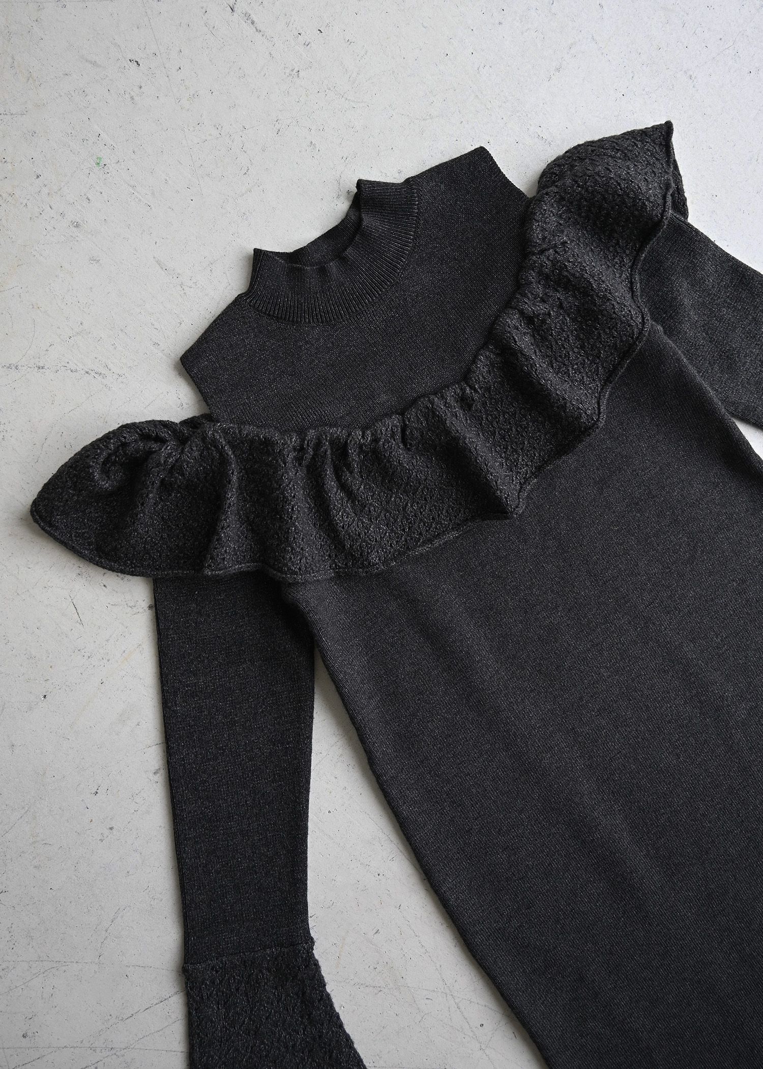 shoulder slit frill mermaid knit OP / ショルダースリットフリル マーメイドワンピース (ブラック) / 25AW /