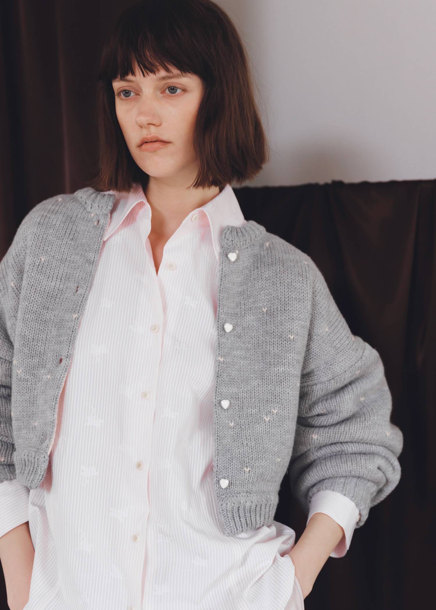 【ショート】ハートドット リバーシブルカーディガン (グレー×ベビーピンク) short heart dot jacquard reversible knit cardigan (gray×baby pink) /  26SS