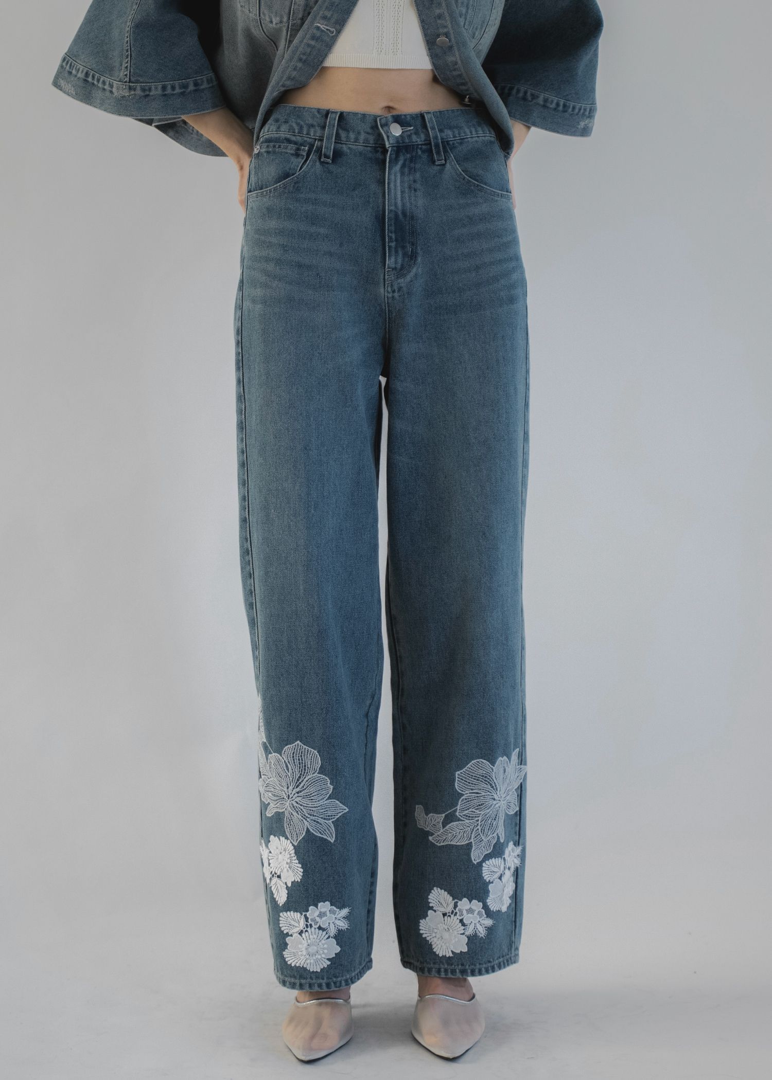 lace embellished hem straight denim PT / レース ストレートデニムパンツ (L/blue) / 26SS