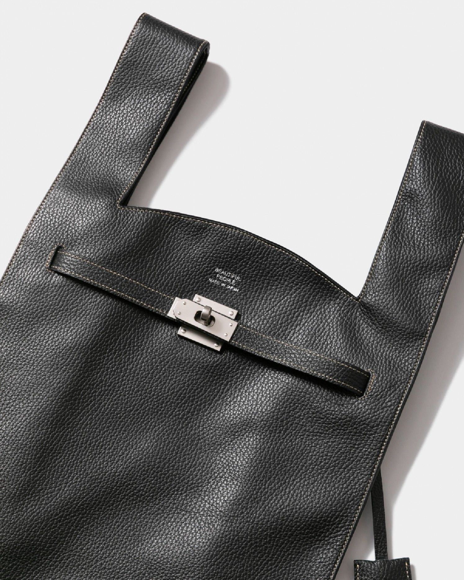 large market bag in shrink leather / ラージマーケットバッグ レザー (ブラック)
