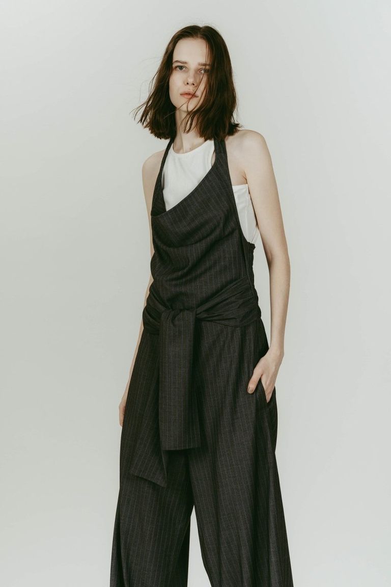 "マニッシュにも、センシュアルにも振れる"
身体のラインを拾いすぎない落ち感のある素材が歩くたびに揺れ、抜け感と強さがある佇まいに。