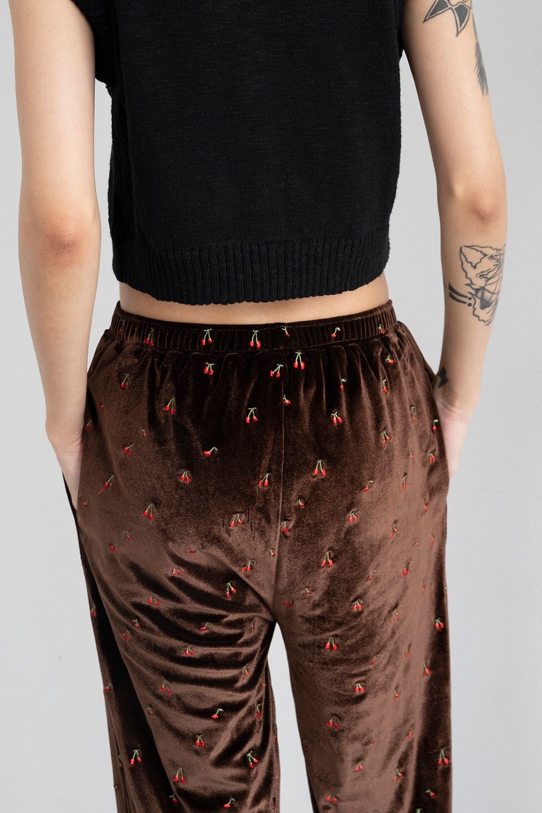 チェリーエンブロイダリーベロアパンツ (ブラウン) Cherry Embroidered Velour Pants (Brown) /  26SS