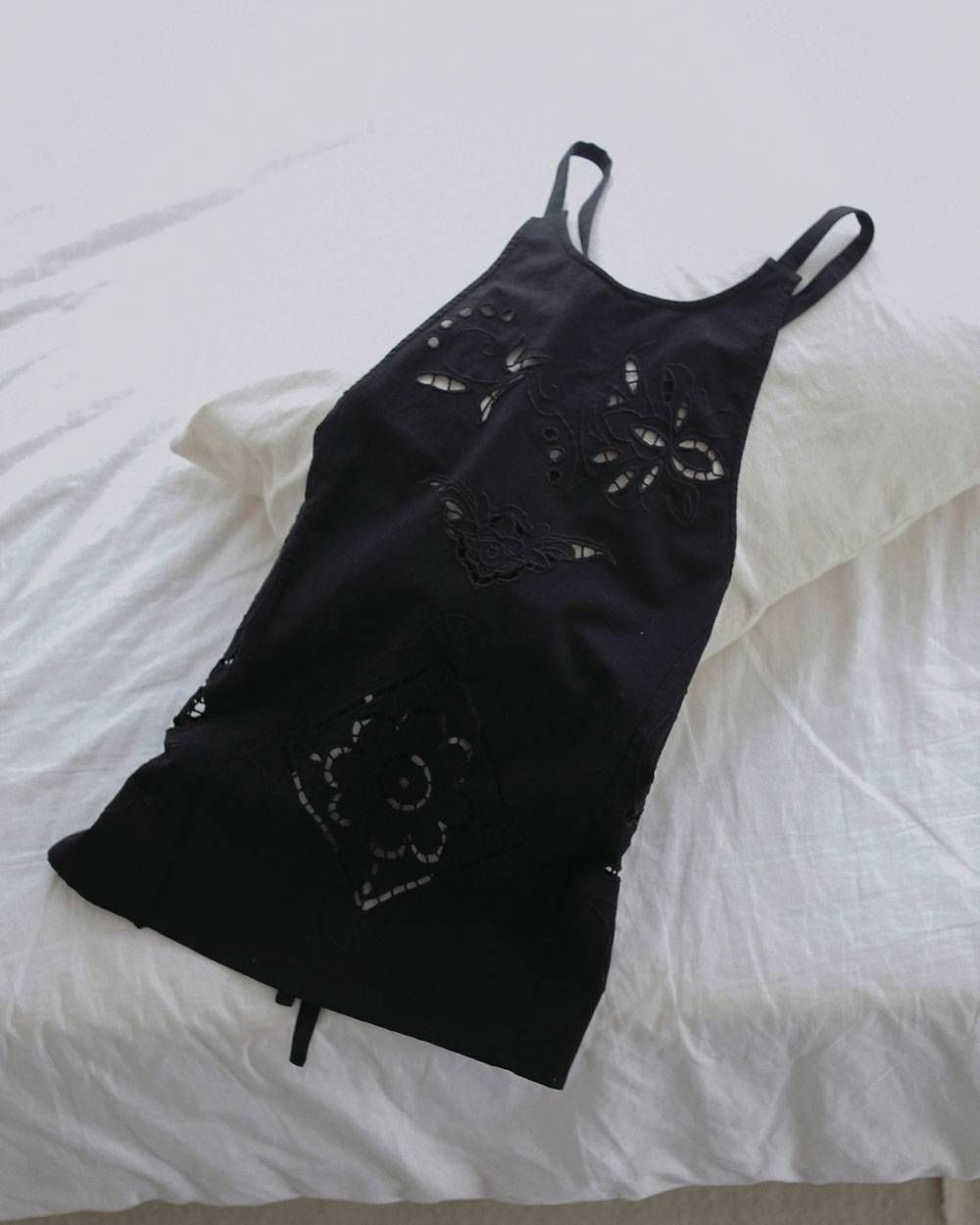 カットワークレースエプロン (ブラック) Cutwork Lace Apron (Black) / 27SS