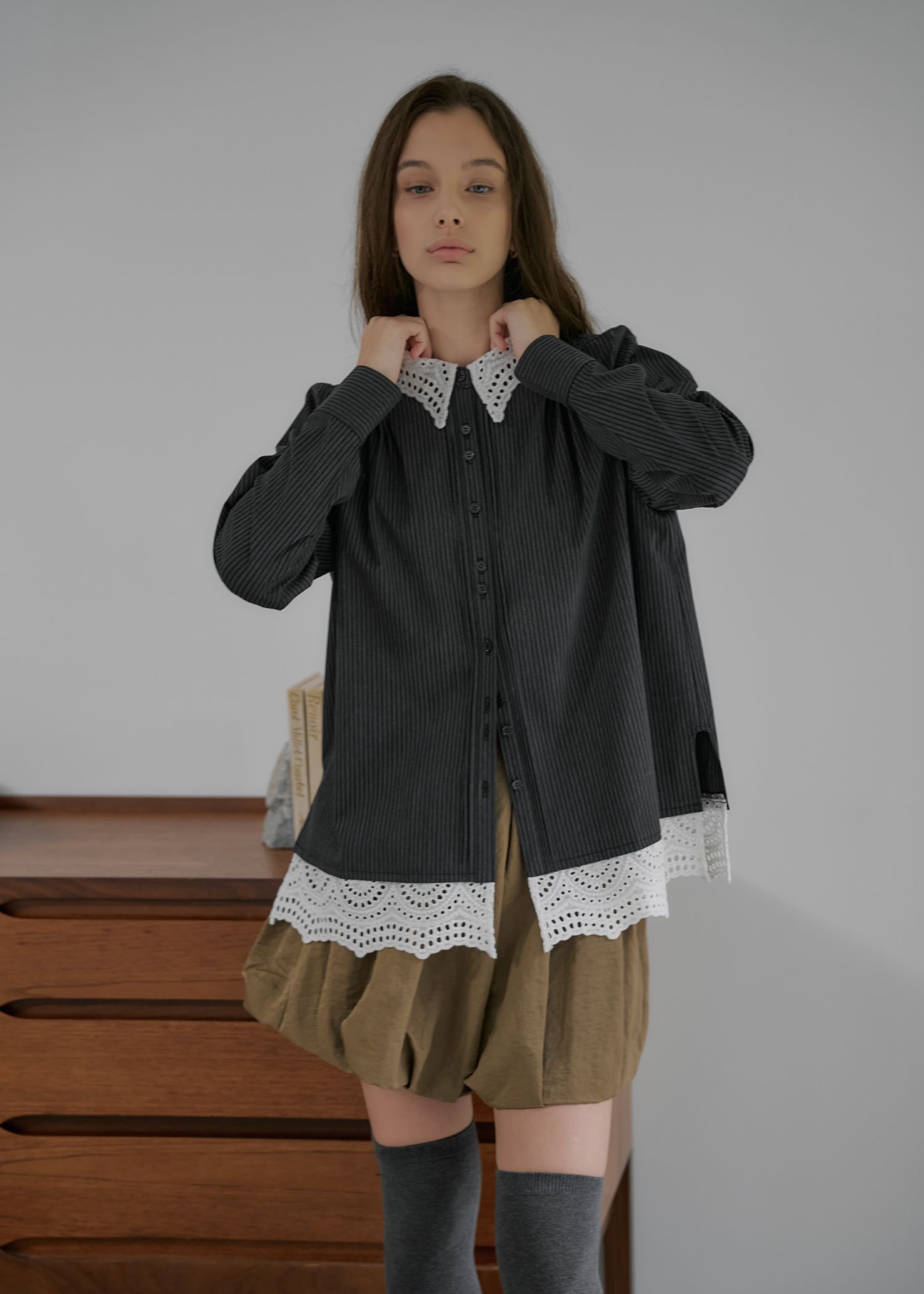 lace collar hem shoulder pintuck SH / レースヘムショルダー ピンタックシャツ (チャコール) / 25AW /