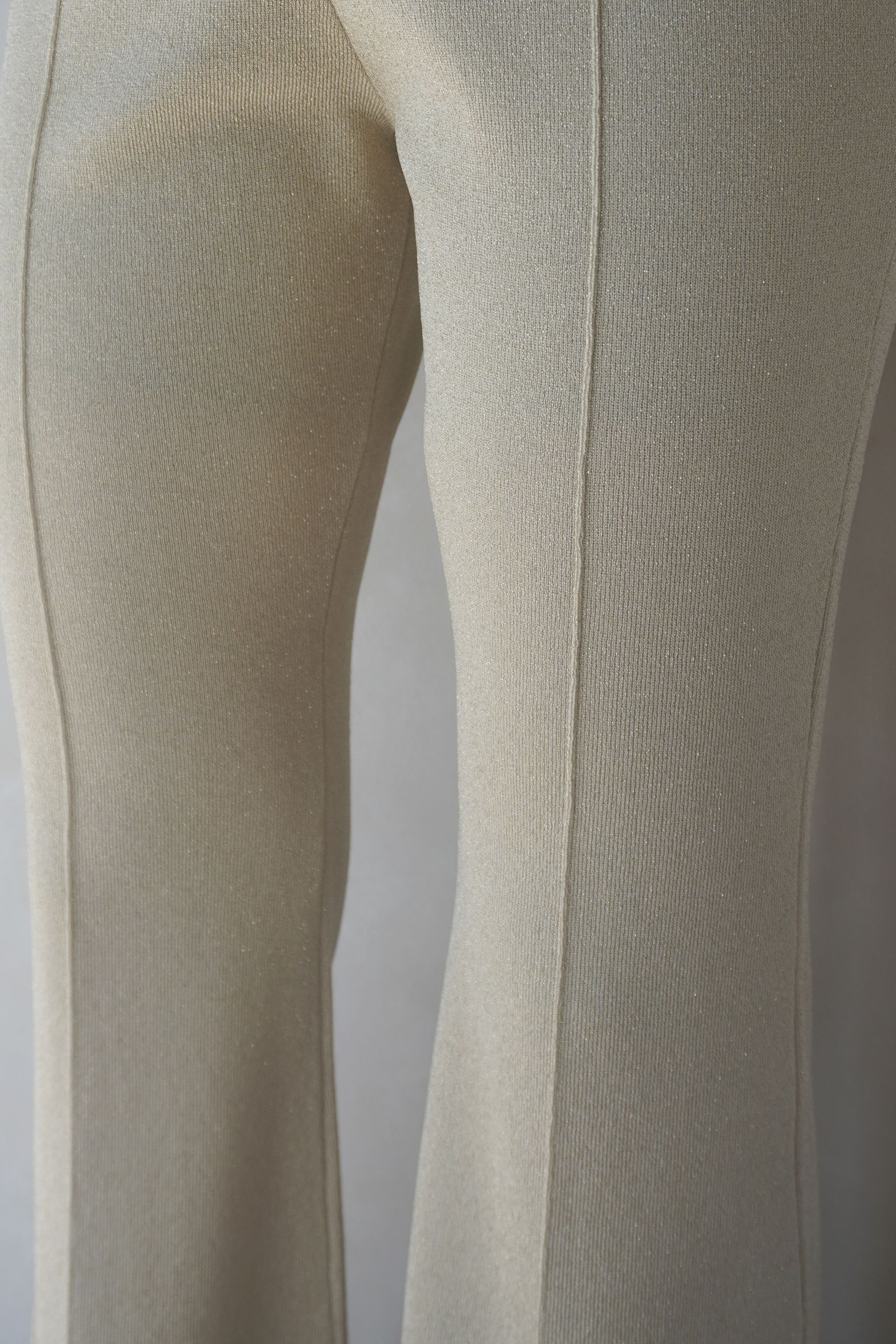 CENTER SEAM FLARE SILHOUETTE KNIT PANTS / センターシームフレアシルエットニットパンツ (ゴールド)