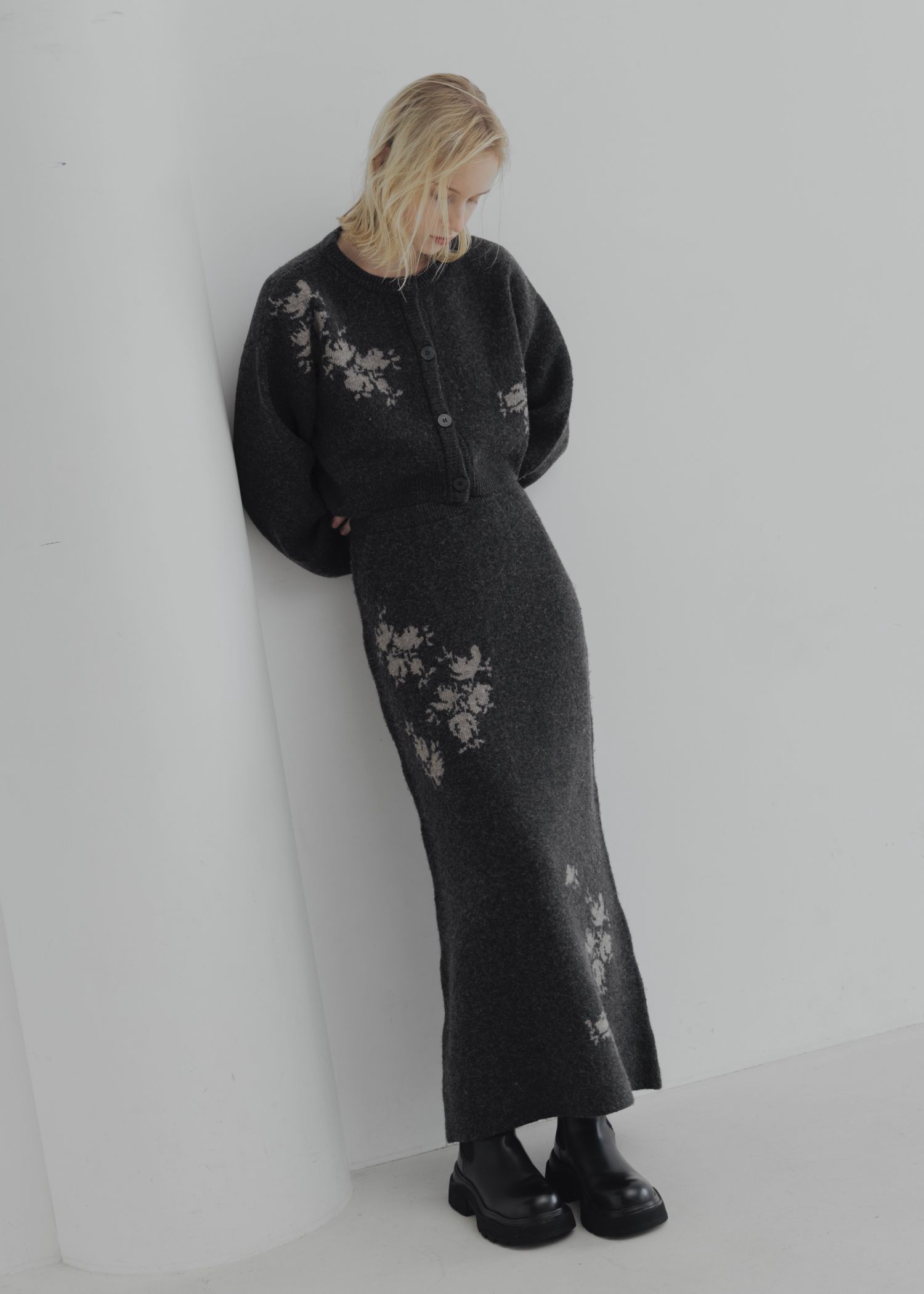 flower jacquard pencil knit SK / フラワージャガード ペンシルニットスカート (チャコール) / 25AW /