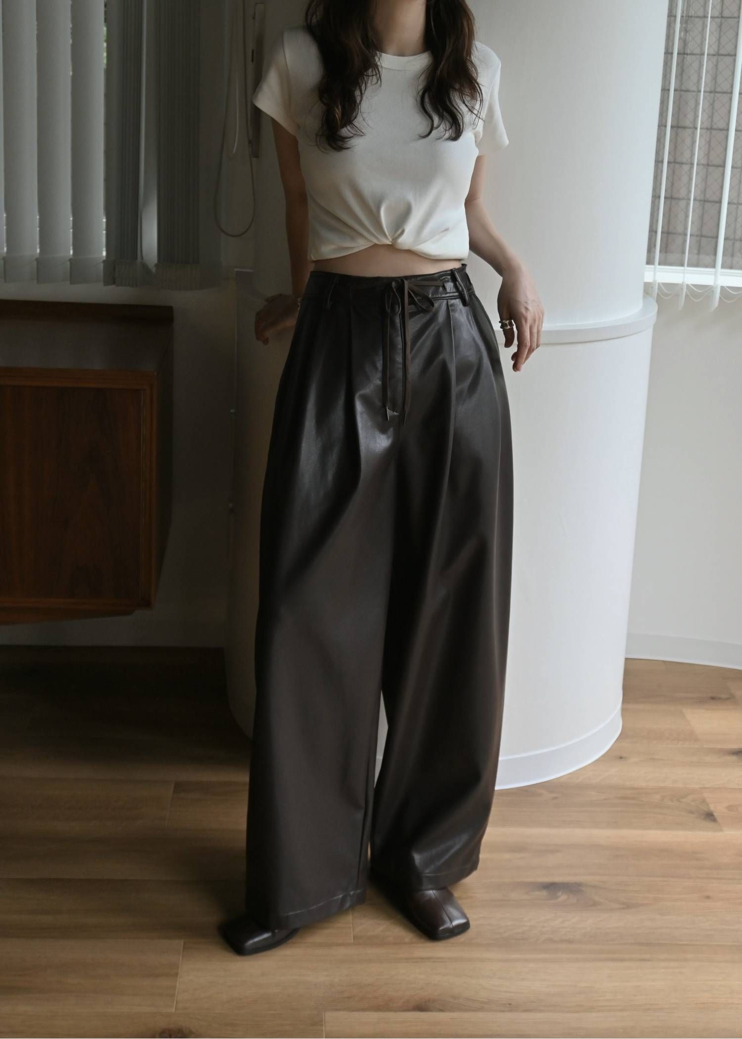 シンセティックレザーパンツ (アーモンド) soft synthetic leather relaxed tuck PT (Almond) /  26AW