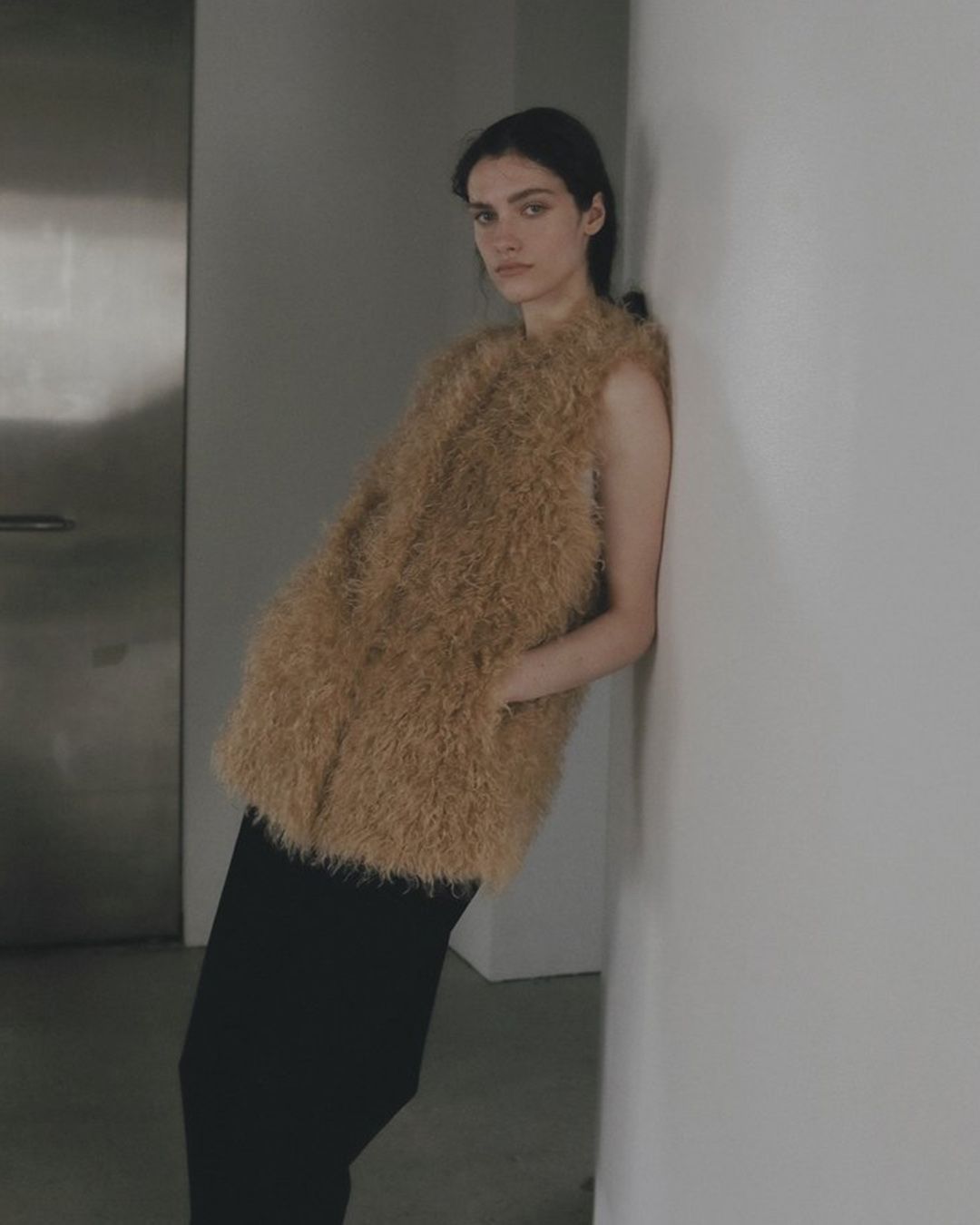 【先行予約】【26TH-18】カーリーファーベスト (マスタード) Curly Fur Vest (Mustard) /  エコファー  /  フェイクファー 【受注期間6/14 23:59まで】