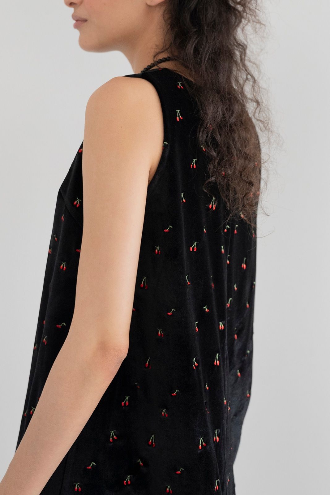 チェリーエンブロイダリーベロアチュニック (ブラック) Cherry Embroidered Velour Tunic (Black) /  26SS