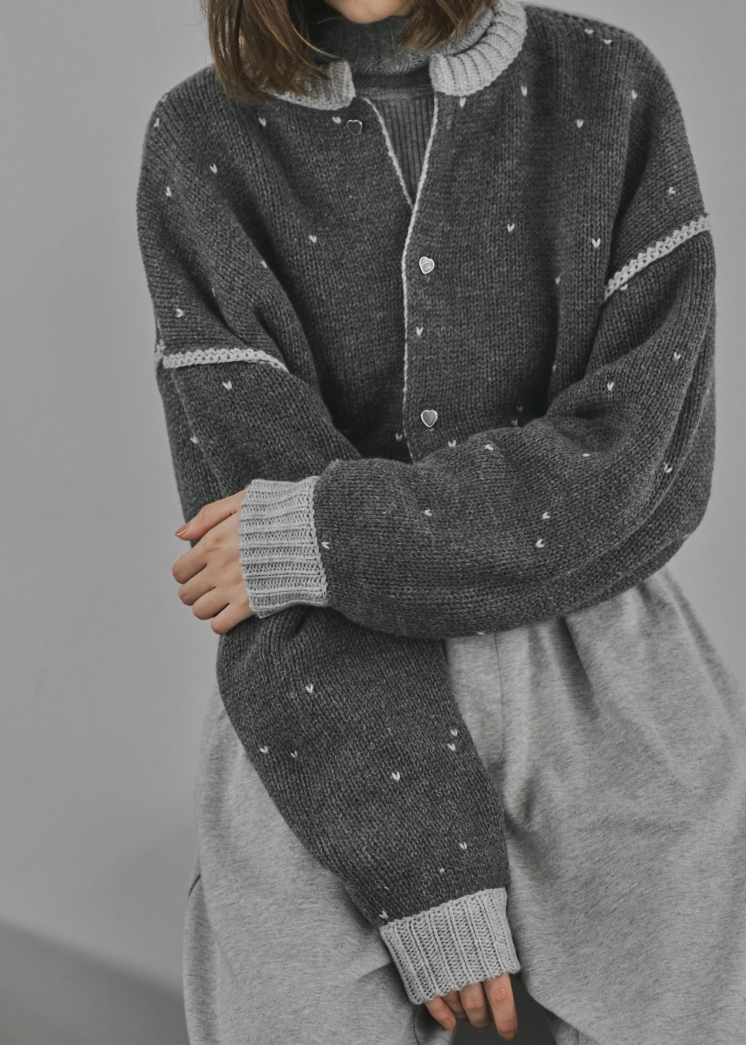 heart dot jacquard reversible cropped knit cardigan / ハートドット ジャガード リバーシブルクロップドカーディガン (グレー×チャコール) / 25AW