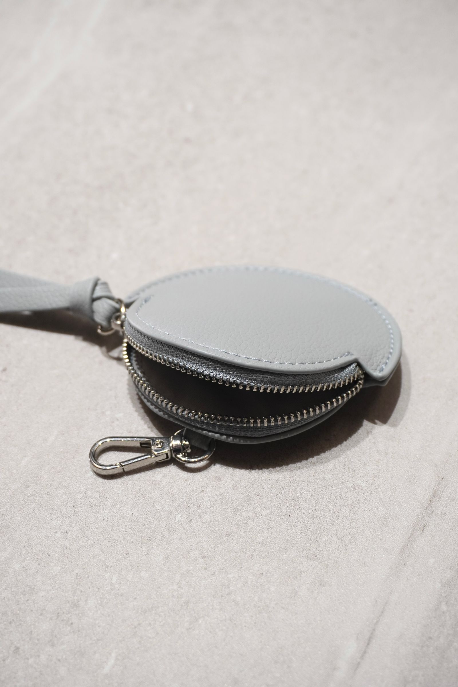 RECYCLING LEATHER MULTI MOBILE POUCH / リサイクルレザーマルチモバイルポーチ (ライトグレー) スマホショルダー/コインケース・カードホルダー付き / 取り外し可能