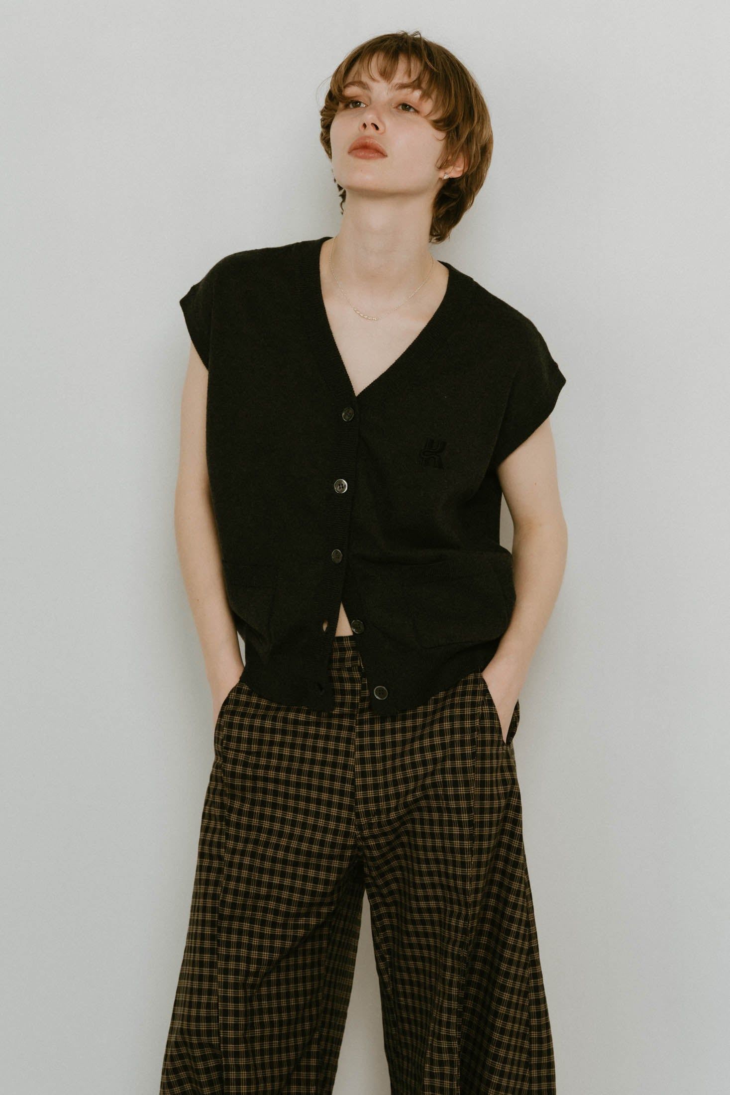 Vneck logo knit vest / Vネック ロゴニットベスト (チャコール) / 25SS