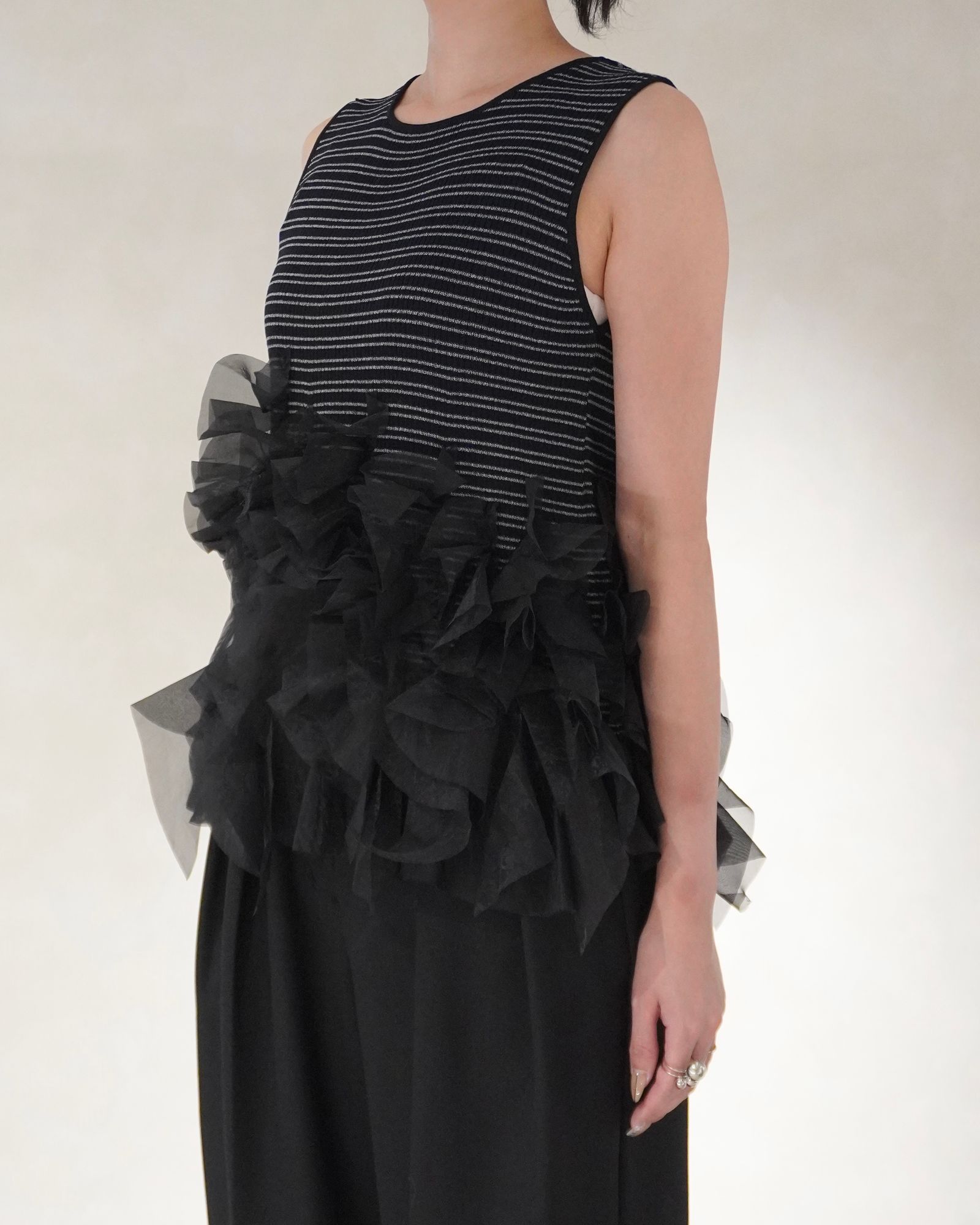 グラデーションフリル ノースリーブニット (ブラック) gradation frill no sleeve knit (Black) /  26SS