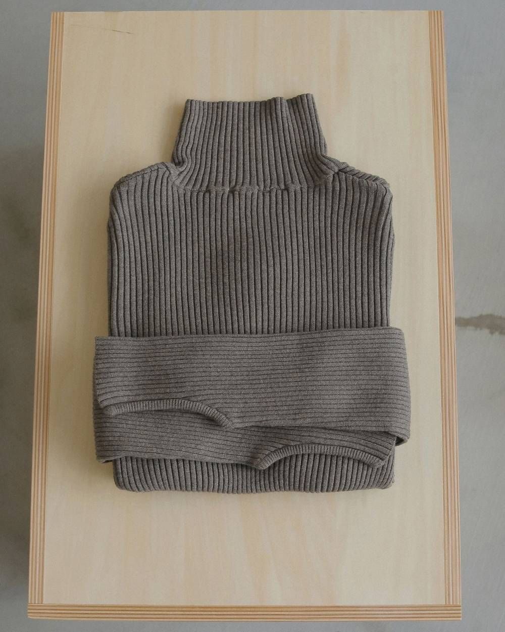 スリットタートルニット (モカ) Slit Turtle Knit (Mocha) / 26AW 【6月29日まで期間限定予約】
