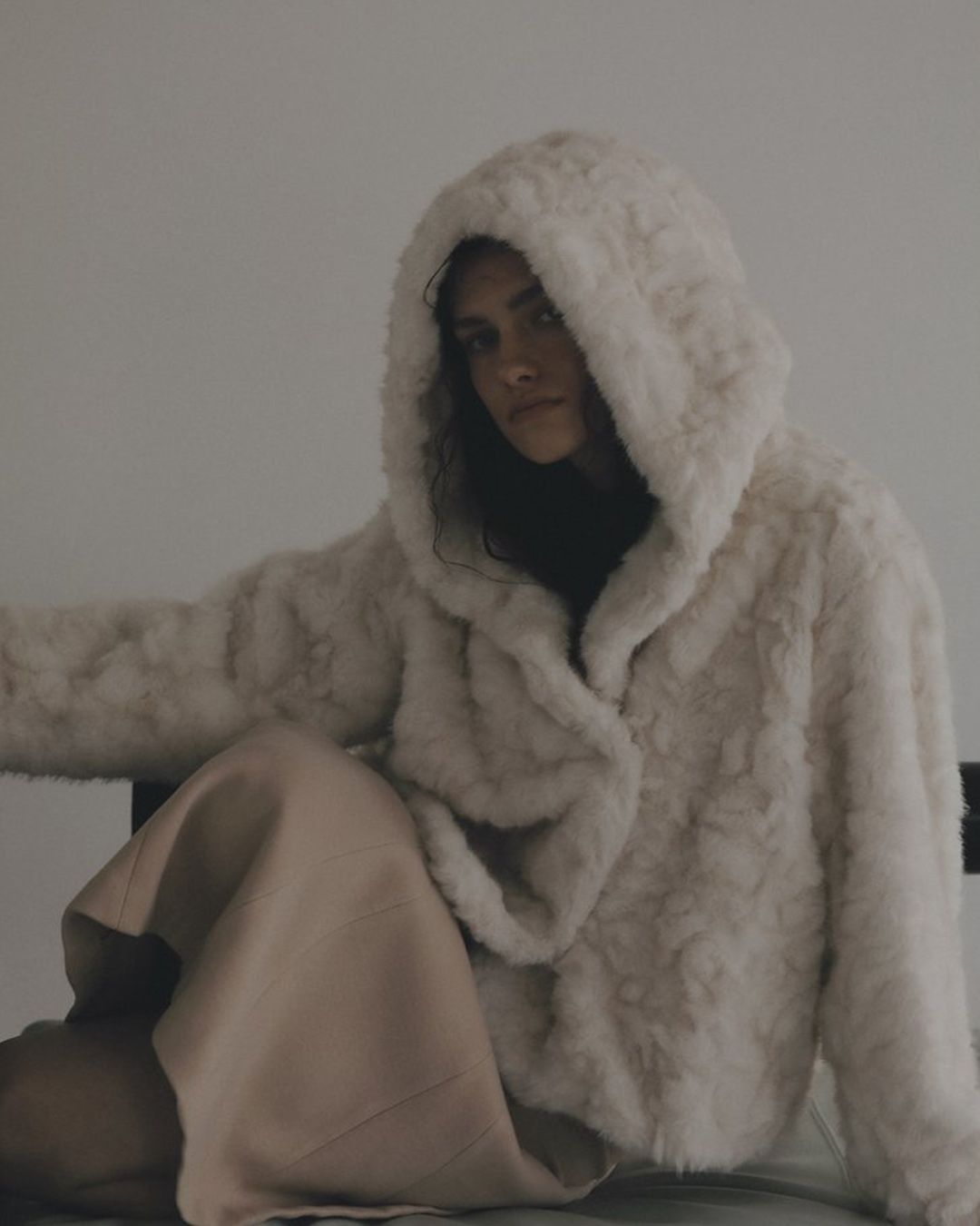 【先行予約】【26TH-07】ラビット調ファーフーディコート (ホワイト) Rabbit Like Fur Hoodie Coat (White) /  エコファー  /  フェイクファー 【受注期間6/14 23:59まで】