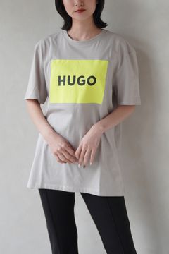 【HUGO RED】ラベルロゴ Tシャツ (ライトパステルグレー) / ユニセックス