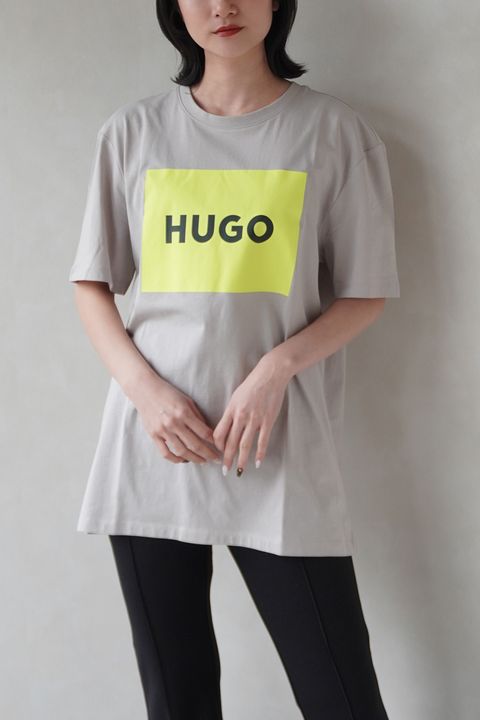 【HUGO RED】ラベルロゴ Tシャツ (ライトパステルグレー) / ユニセックス