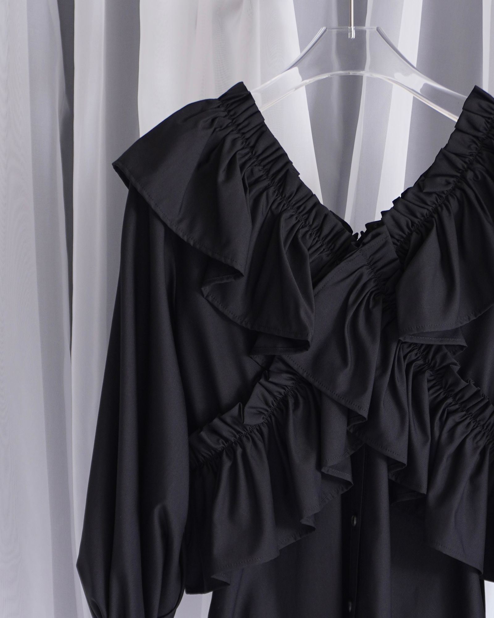 frill cross asymmetry BL / フリルクロス アシンメトリーブラウス (ブラック) / 25AW