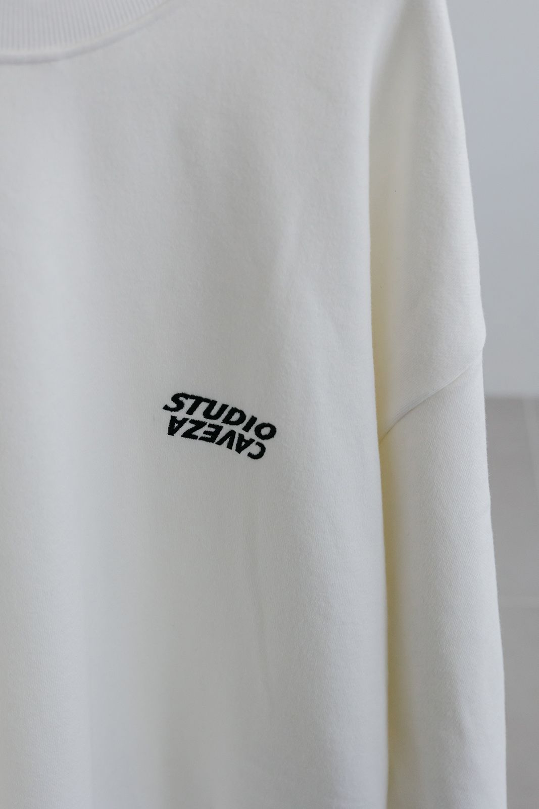 【再販売】STUDIO CAVEZA スウェットトップス (ホワイト)