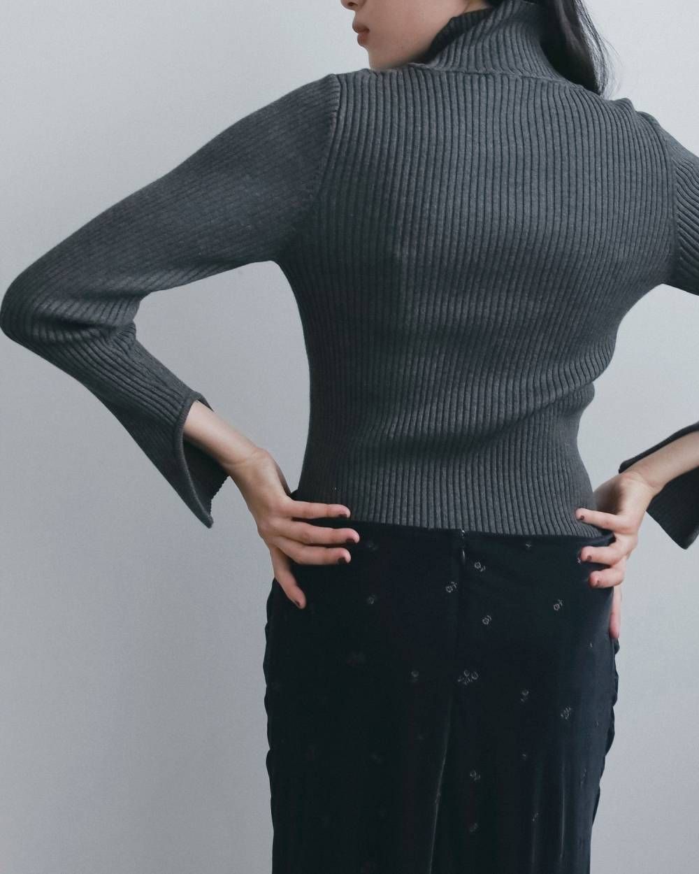 スリットタートルニット (チャコールグレー) Slit Turtle Knit (Charcoal gray) / 26AW 【6月29日まで期間限定予約】