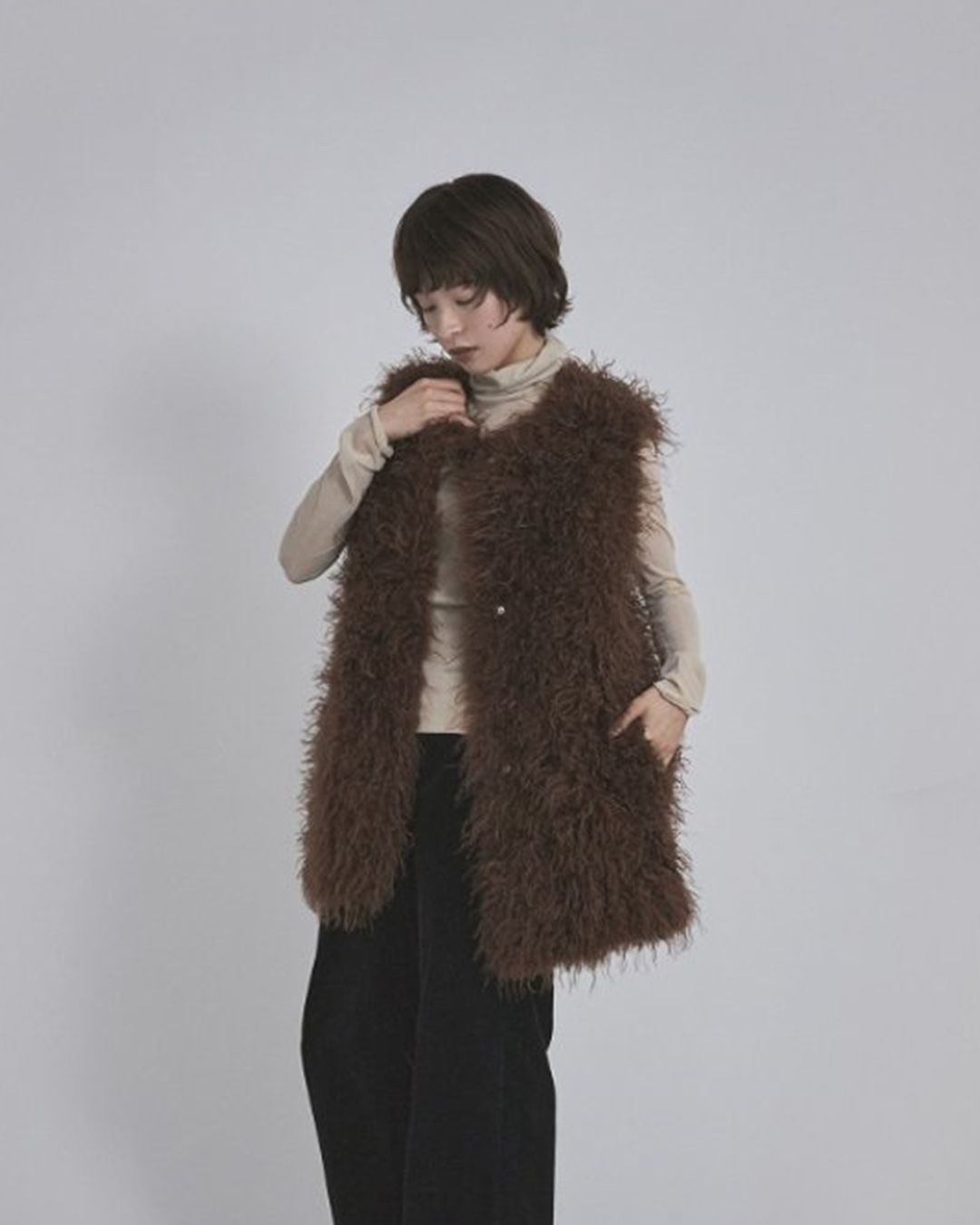 【先行予約】【26TH-18】カーリーファーベスト (ブラウン) Curly Fur Vest (Brown) /  エコファー  /  フェイクファー 【受注期間6/14 23:59まで】