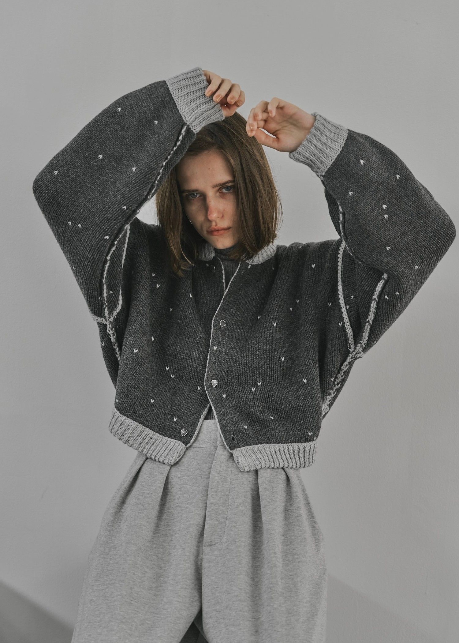 heart dot jacquard reversible cropped knit cardigan / ハートドット ジャガード リバーシブルクロップドカーディガン (グレー×チャコール) / 25AW