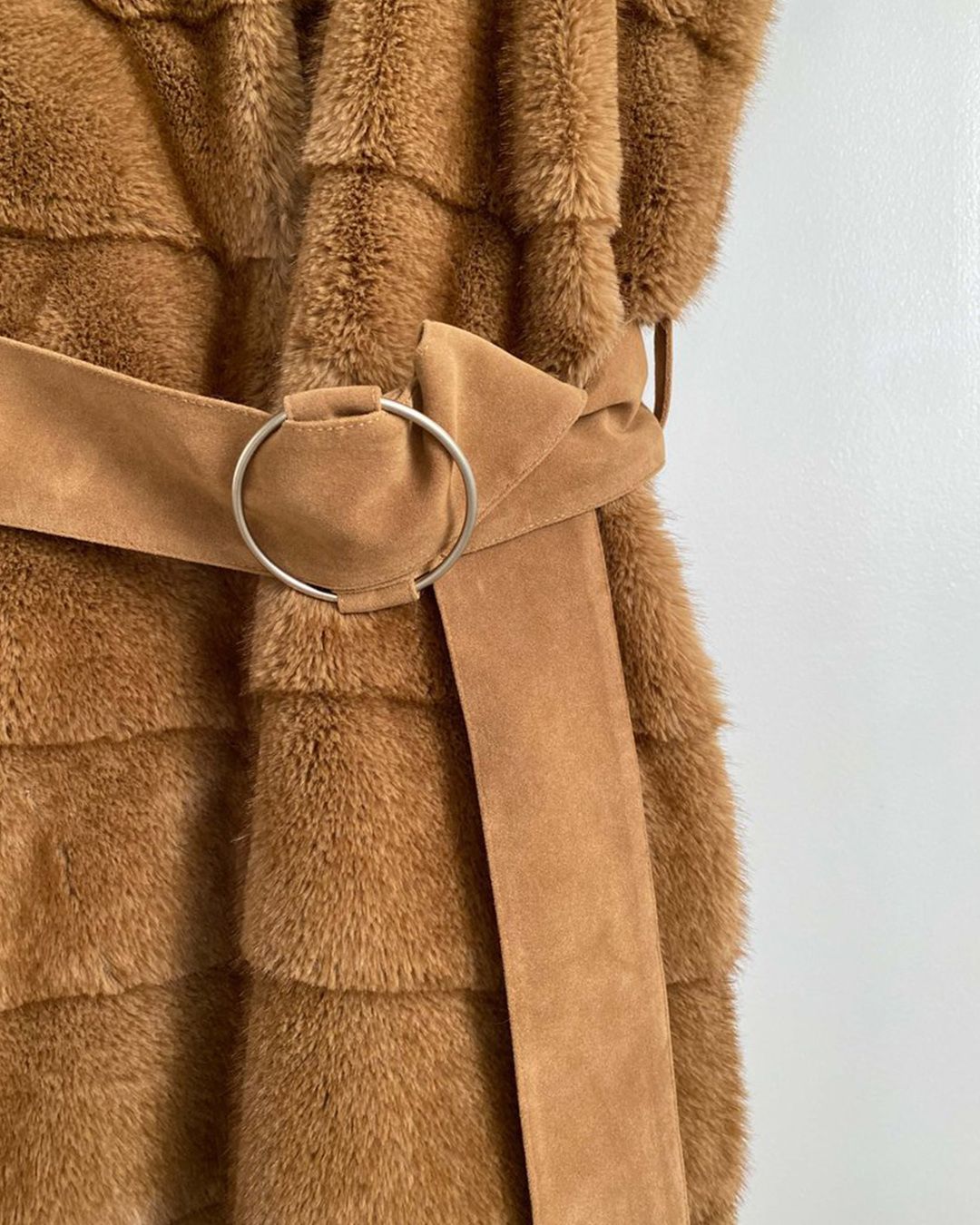 【先行予約】【26TH-10】ミンク調ファーロングベスト (キャメル) Mink Like Fur Long Vest (Camel) /  エコファー  /  フェイクファー 【受注期間6/14 23:59まで】